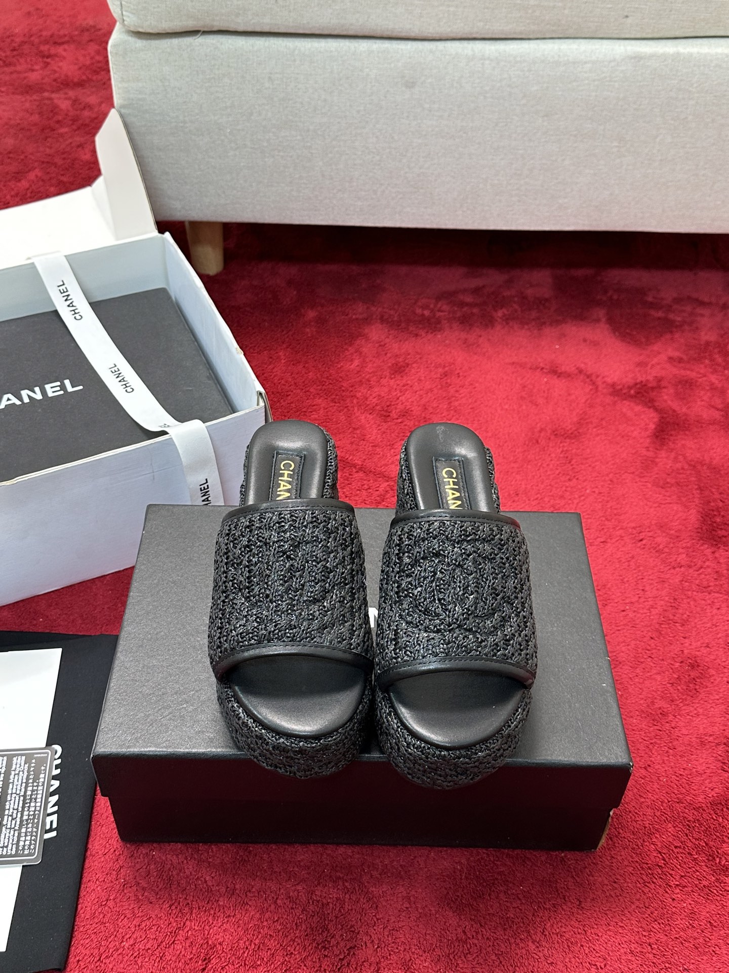 NO:167341,* 25P early autumn woven sandals. The counter is simply snatched up. Photos from major social platforms are popular. This episode of the catwalk is definitely too handsome. It is definitely the hottest style of this season. The counter fairies are really too aware of the goods. They don’t get stuck or scratch their feet. The texture is very soft and comfortable. Classic black and white combination, super versatile. 1 fabric: the original counter version of the counter 1 to 1 2 inner: environmentally friendly mixed-bred sheepskin 3 soles: rubber 5 size 35-40 (40 41 custom made, slippers, slippers, sheepskin19860909* 25P早秋最爆编织凉拖鞋 专柜简直疯抢了,各大社交平台热门晒图,这期的走秀款绝对太帅了,绝对是这一季最热门的款式,专柜仙女们真的太识货了,不卡脚也不会磨脚,质感上脚是非常柔软舒服的.经典的黑白配,超级百搭. 1面料:专柜原版一比一 2内里:环保混种羊皮 3大底:橡胶 5码数35-40（40 41定做,拖鞋,slippers,sheepskin,Women's Shoes