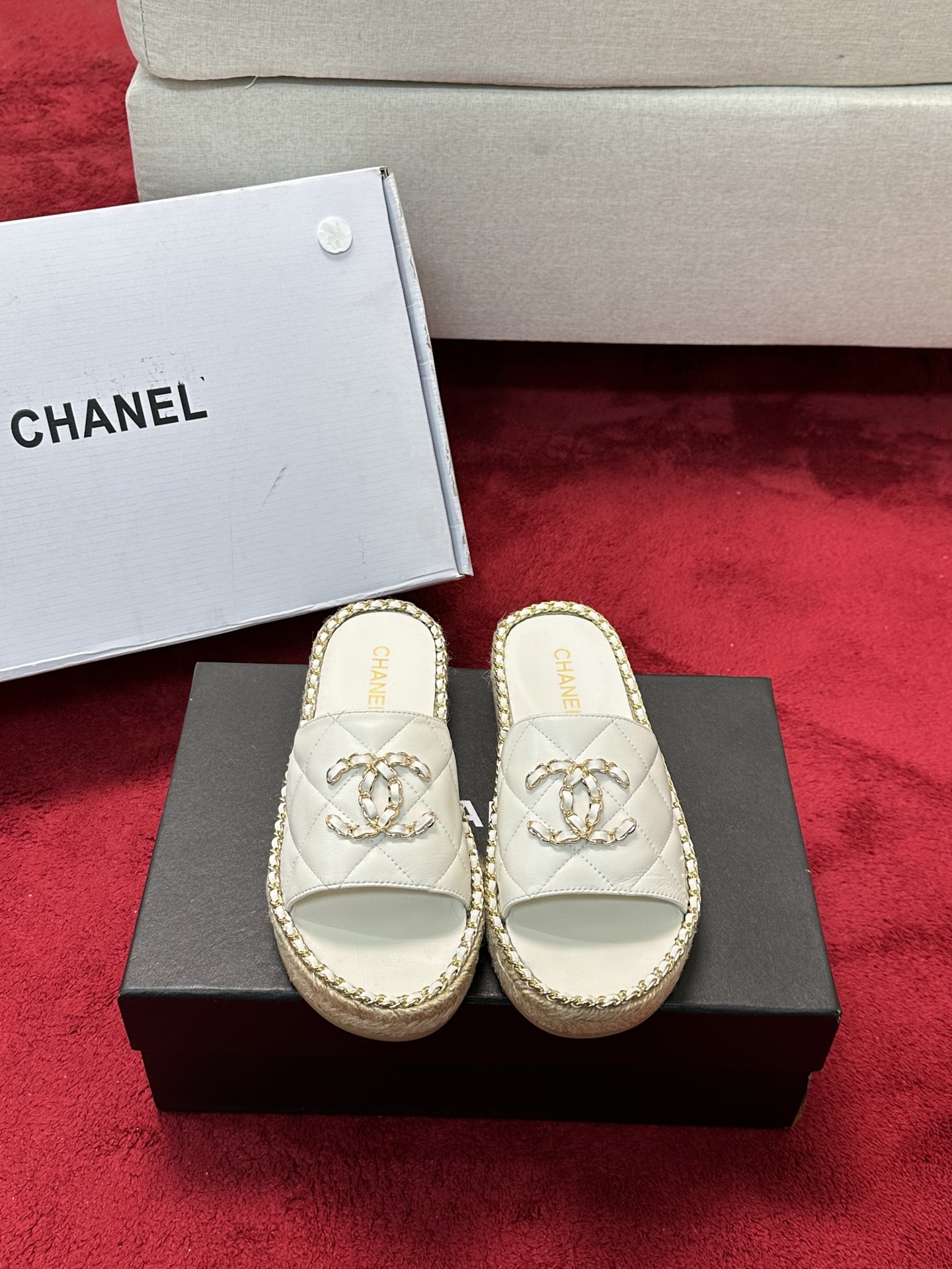 NO:167326,* 25P early autumn woven sandals. The counter is simply snatched up. Photos from major social platforms are popular. This episode of the catwalk is definitely too handsome. It is definitely the most popular style of this season. The counter fairies are really too aware of the goods. They don’t get stuck or scratch their feet. The texture is very soft and comfortable. Classic black and white combination, super versatile. 1 fabric: counter original sheepskin silk 2 lining: environmentally friendly mixed sheepskin 3 soles: rubber 5 size 35-40 (40 41 custom made, slippers, slippers, sheepskin, silk fabric19860909* 25P早秋最爆编织凉拖鞋 专柜简直疯抢了,各大社交平台热门晒图,这期的走秀款绝对太帅了,绝对是这一季最热门的款式,专柜仙女们真的太识货了,不卡脚也不会磨脚,质感上脚是非常柔软舒服的.经典的黑白配,超级百搭. 1面料:专柜原版羊皮 绸缎 2内里:环保混种羊皮 3大底:橡胶 5码数35-40（40 41定做,拖鞋,slippers,sheepskin,silk fabric,Women's Shoes