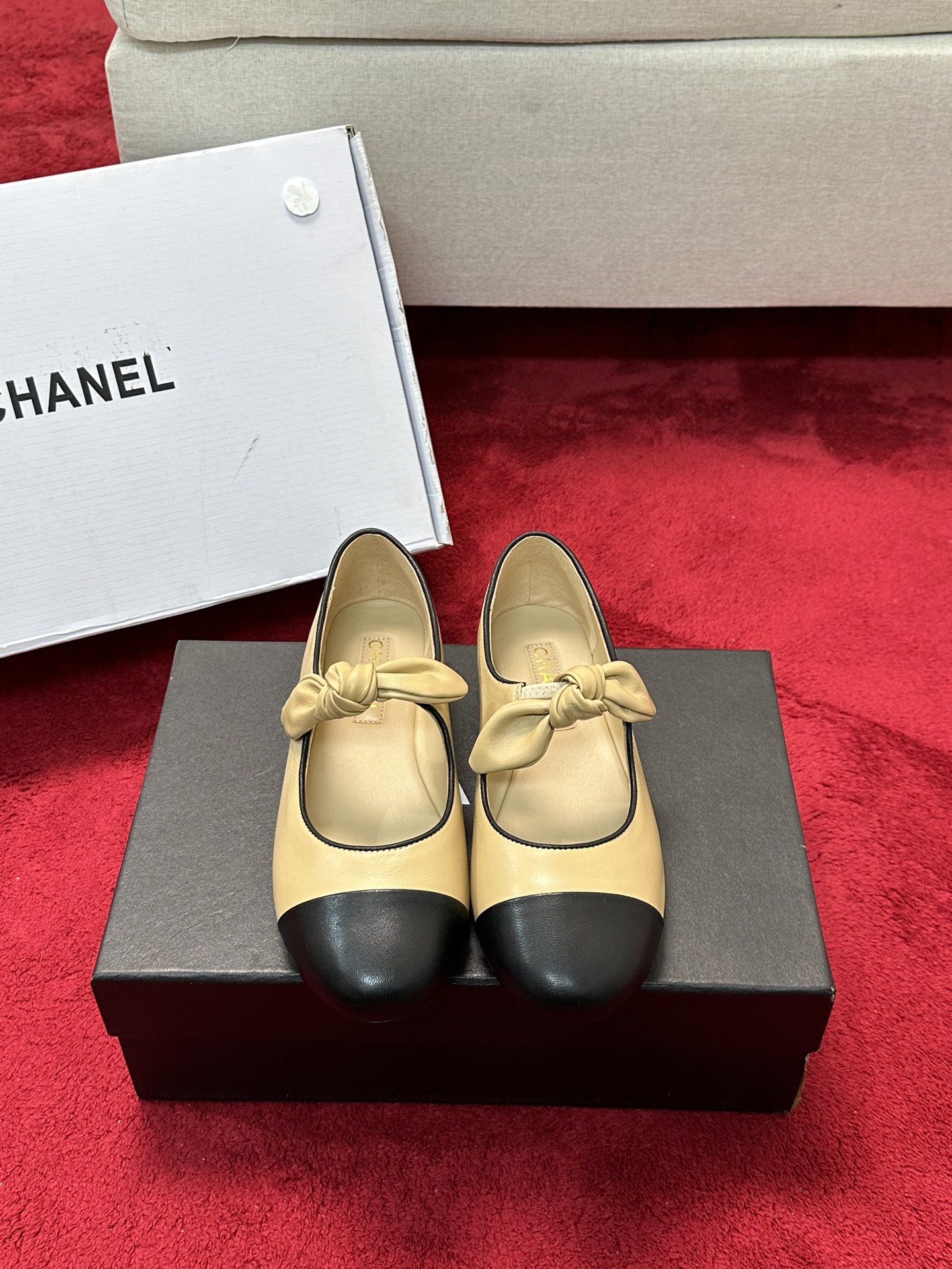 NO:167332,Chanel 25C Early Spring Mary Jane Single Shoes Series Shoes This season's shoes are great!  The pure black Mary Jane is very comfortable on her feet. The upper is also soft and the upper is soft, so you don’t have to worry about getting your feet. The rabbit ears are also cute, and the black and white color combination and black cloth look very good. The upper cowhide inner sheepskin leather outsole Size:35-39 40/41 Custom made, single shoes, chanel, mary jane, cowhide, sheepskin, Leather soles19860909Chanel 25C早春玛丽珍单鞋系列 这一季的鞋子都很棒耶！ 纯黑色玛丽珍上脚很舒服鞋面皮质也很软,不用担心会磨脚.兔耳朵也好可爱,黑白拼色和黑色布面都很好看. 鞋面牛皮 内里羊皮 真皮大底 Size:35-39 40/41订做,单鞋,chanel,mary jane,cowhide,sheepskin,Leather soles,Women's Shoes