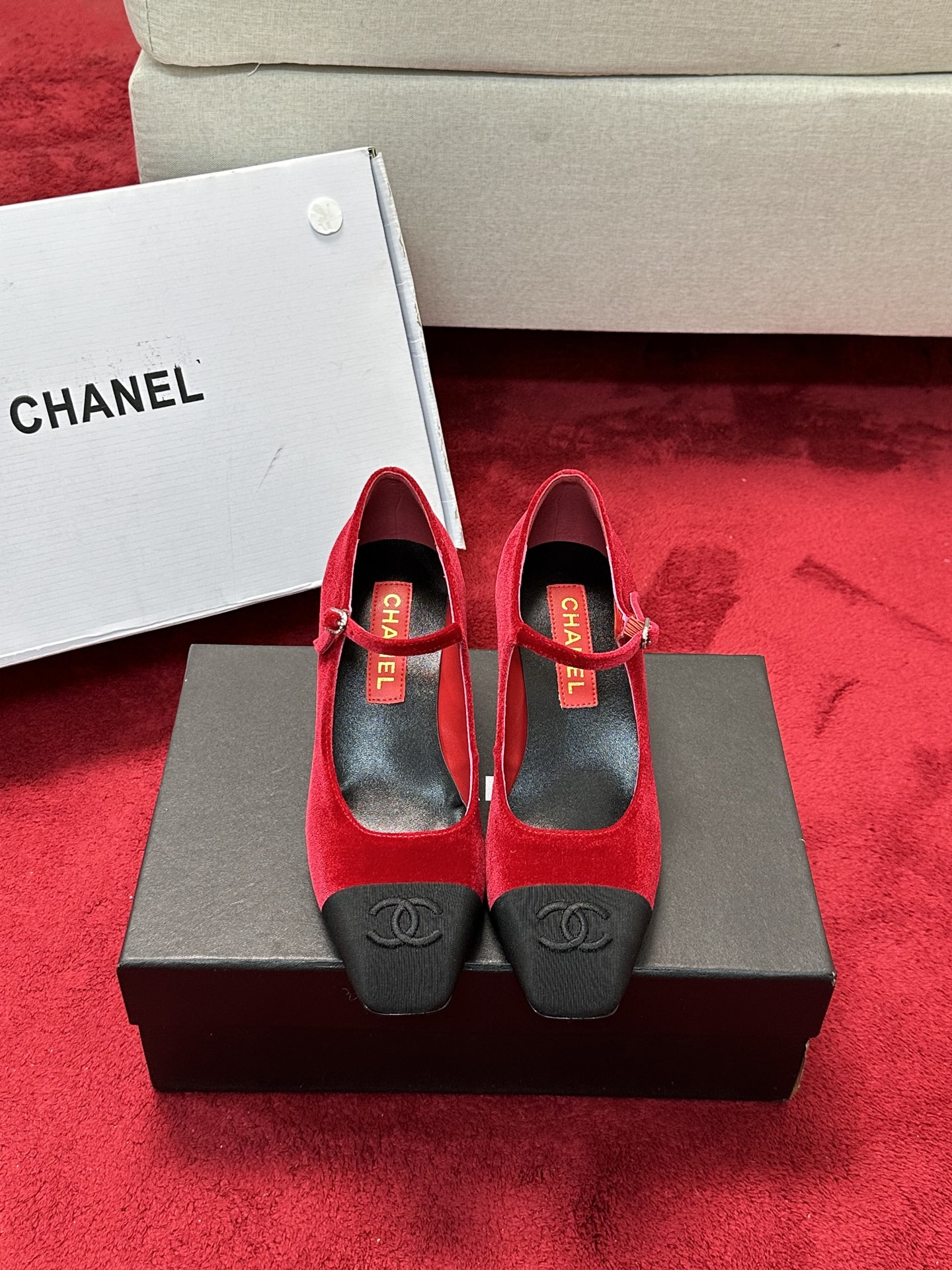 NO:167329,CHANE*｜Xiaoxiang 25C early spring new product French style is so beautiful!  This is what the elegant and romantic fairy should be! The minimalist color scheme is deeply rooted in people's hearts~ It fits well with skirts or casual clothes! The fabric is made of original custom sheepskin, the inner foot pads are all silk sheepskin imported Italian cowhide sole size35-39 (customized by 40/41), single shoes, chanel, skirts, cowhide, sheepskin19860909CHANE*｜小香25C早春新品 法式风情 真是美到心尖尖上啦！ 优雅又浪漫的仙女应该就是这样吧! 极简的配色深入人心~ 无论搭配裙装还是休闲着装都很契合哈! 面料采用原版定制羊皮 内里垫脚均为丝绸羊皮 意大利进口牛皮大底 size35-39（40/41定制）,单鞋,chanel,skirts,cowhide,sheepskin,Women's Shoes