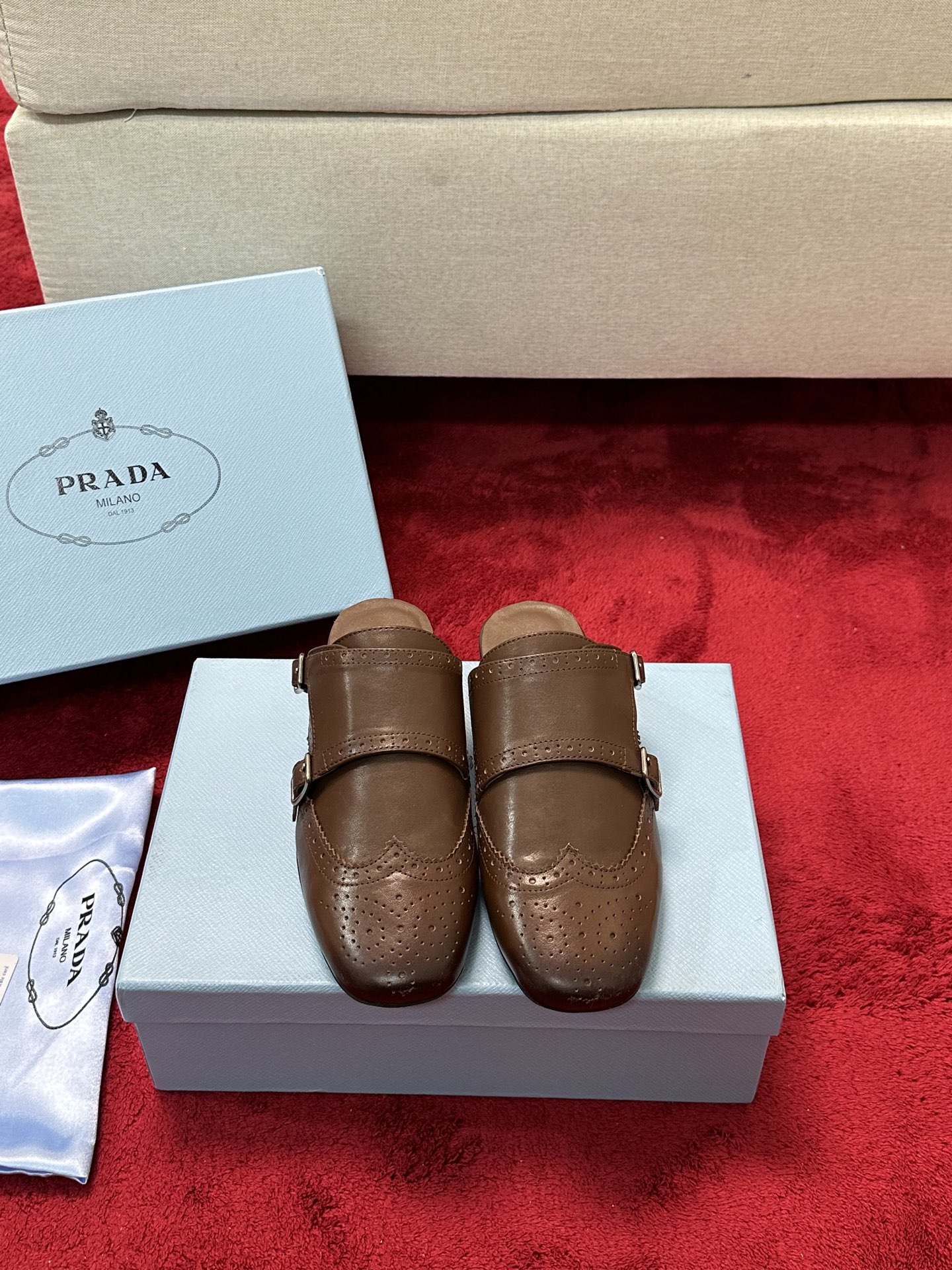 NO:234315,Half-twist single shoes PRADA spring and summer catwalk retro tassel couple half-twist single shoes catwalk retro stylish and full of casual versatile fashion and casual and versatile. Fashionable and casual and unique taste. Everyone loves and easily controls it. It will explode every year. It is enough to conquer you, wear it, casual and fashionable. Both without mistakes. Simple and handsome fabric imported wax calfskin (upper is used to treat) inner inner sheepskin Rubber beef tendon thick sole size 35-39 (ordered by 40/41), semi-twist, prada, prada, cowhide, sheepskin19860909半拖 单鞋 PRADA普拉达春夏走秀款复古流苏情侣款半拖单鞋 走秀款 复古感时髦满满 随意百搭 时尚休闲 独到味道 人人都爱也轻松驾驭 每年都会爆.足以征服你,穿上它,休闲时髦 两不失误 上脚简单帅气面料进口蜡感小牛皮（鞋面做旧处理） 内里内里羊皮 橡胶牛筋厚底 码数35-39（40/41订）,半拖,prada,prada,cowhide,sheepskin,Women's Shoes