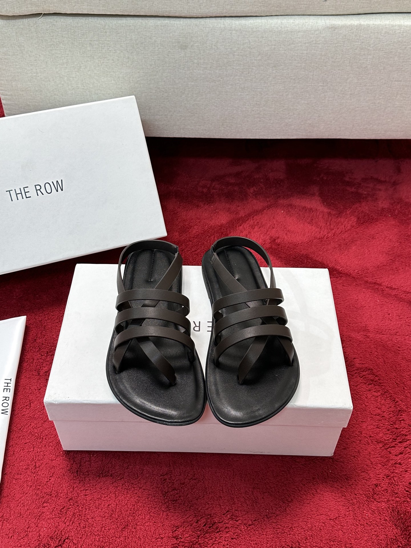 NO:234313,Top version purchasing grade the row 2025ss spring and summer hot-soled thick-soled cross-belt comfortable flat sandals. Very comfortable sandals, minimalist design concept, slimming style and easy to wear, appearance and practicality coexist. The upper is customized imitation calfskin, the original mold opening tpu anti-slip sole, size 35-39 (40. 41 customized, no return or replacement), sandals, sandals, cowhide19860909顶级版本代购级the row 2025ss春夏爆款厚底交叉带舒适平底凉鞋 非常舒服的凉鞋,极简设计理念,版型显瘦好穿颜值与实用性并存 鞋面原版定制仿小牛皮 大底原版开模tpu防滑大底 码数35-39（40. 41定做不退不换）,凉鞋,sandals,cowhide,Women's Shoes