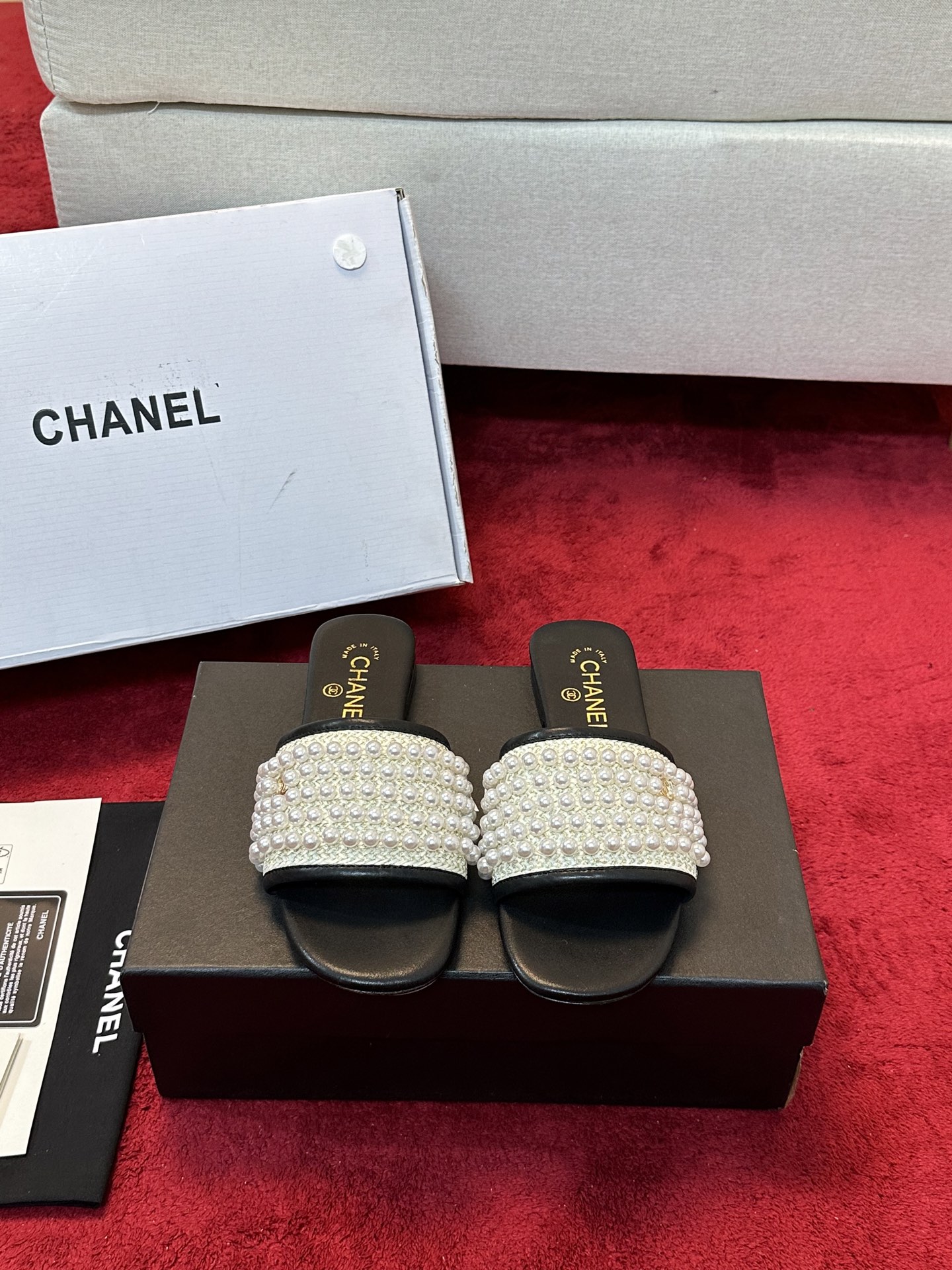 NO:165910,2025 Xiaoxiang must-have items for this season in autumn and winter!  !  Chanel's autumn and winter heavy industry hot product, Xiaohongshu is highly recommended, it looks good no matter how you match it, and it is a must-have for fashionable things. Chanel's women love simple but irresistible combinations show unique styles of dressing, free mixing and matching, and keep up with the fashionable pace of Grandma Shixiang!  !  !  Exquisite details enlarge the original mold opening hardware buckle. Top version purchasing level is created ★The upper is made of original custom cowhide (silk) sheepskin inner lining, sheepskin footbed, genuine leather sole, size 35-39 (40, 41 custom made, slippers, chanel, slippers, cowhide, sheepskin, silk fabric198609092025小香 本季秋冬季必备单品！！ 香奈儿秋冬重工爆款 小红书力推款,怎么搭配都好看,时髦精必备,香奈儿女士钟爱简约又难以抗拒系搭配展现与众不同的穿搭风格、自由混搭闪耀到位跟紧香奶奶时尚步伐！！！精致细节放大看原版开模五金扣 顶级版本代购级别打造★鞋面采用原版定制牛皮（绸缎）羊皮内里,羊皮垫脚,真皮底,码数35-39（40、41定做,拖鞋,chanel,slippers,cowhide,sheepskin,silk fabric,Women's Shoes