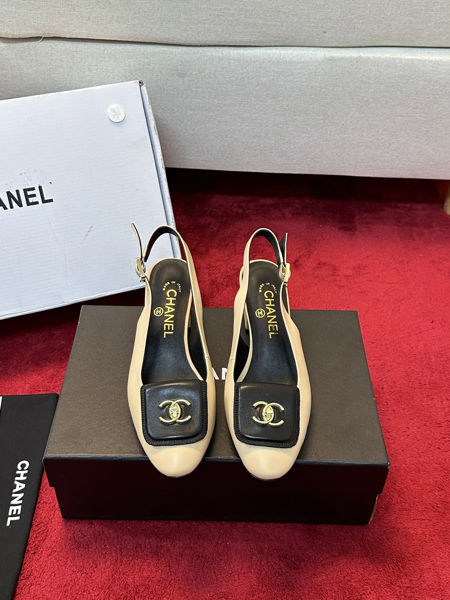 NO:231395,CHANE*｜Xiaoxiang 25C early spring new product French style is so beautiful!  This is what the elegant and romantic fairy should be! The minimalist color scheme is deeply rooted in people's hearts~ It fits well with skirts or casual clothes! The fabric is made of original custom sheepskin, the inner foot pads are all silk sheepskin imported Italian cowhide sole size35-39 (customized by 40/41), sandals, chanel, sandals, skirts, cowhide, sheepskin19860909CHANE*｜小香25C早春新品 法式风情 真是美到心尖尖上啦！ 优雅又浪漫的仙女应该就是这样吧! 极简的配色深入人心~ 无论搭配裙装还是休闲着装都很契合哈! 面料采用原版定制羊皮 内里垫脚均为丝绸羊皮 意大利进口牛皮大底 size35-39（40/41定制）,凉鞋,chanel,sandals,skirts,cowhide,sheepskin,Women's Shoes