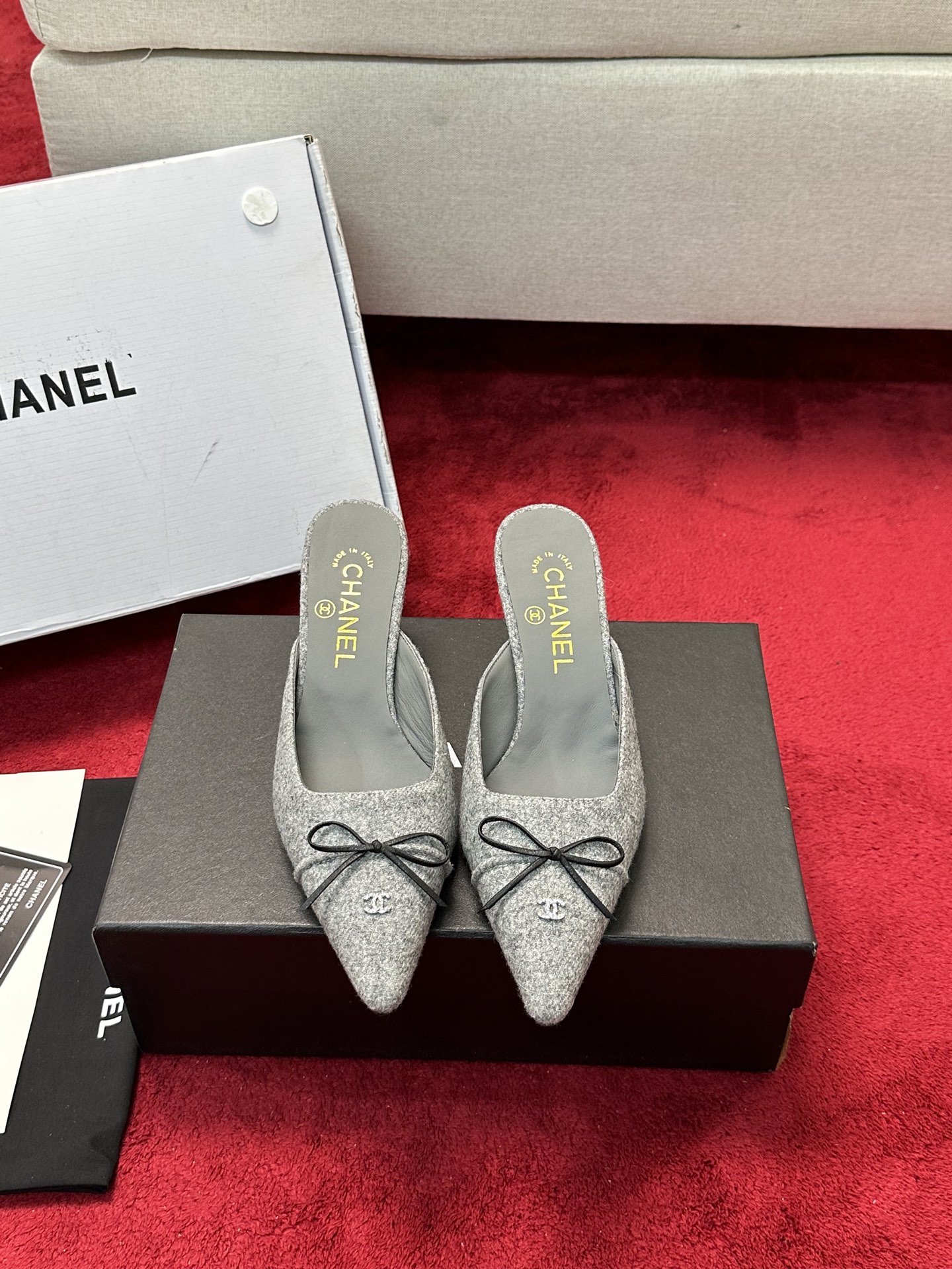 NO:231392,* 25P's most popular slippers. The counter is snatched up. Popular photos on major social platforms. This episode's catwalk style is definitely too handsome. It is definitely the hottest style of this season. The counter fairies are really too aware of the goods. They don't get stuck or scratch their feet. The texture is very soft and comfortable. Classic black and white combination, super versatile. 1 fabric: Yangjing 2 Living: Environmentally friendly mixed-bred sheepskin 3 soles: genuine leather soles 4 sizes 35-39 - 34 40 41 Customized, semi-torque, slippers, sheepskin, sheep, Leather soles19860909* 25P最爆拖鞋 专柜简直疯抢了,各大社交平台热门晒图,这期的走秀款绝对太帅了,绝对是这一季最热门的款式,专柜仙女们真的太识货了,不卡脚也不会磨脚,质感上脚是非常柔软舒服的.经典的黑白配,超级百搭. 1面料:羊京 2内里:环保混种羊皮 3大底:真皮大底 4码数35-39 - 34 40 41 定做,半拖,slippers,sheepskin,sheep,Leather soles,Women's Shoes