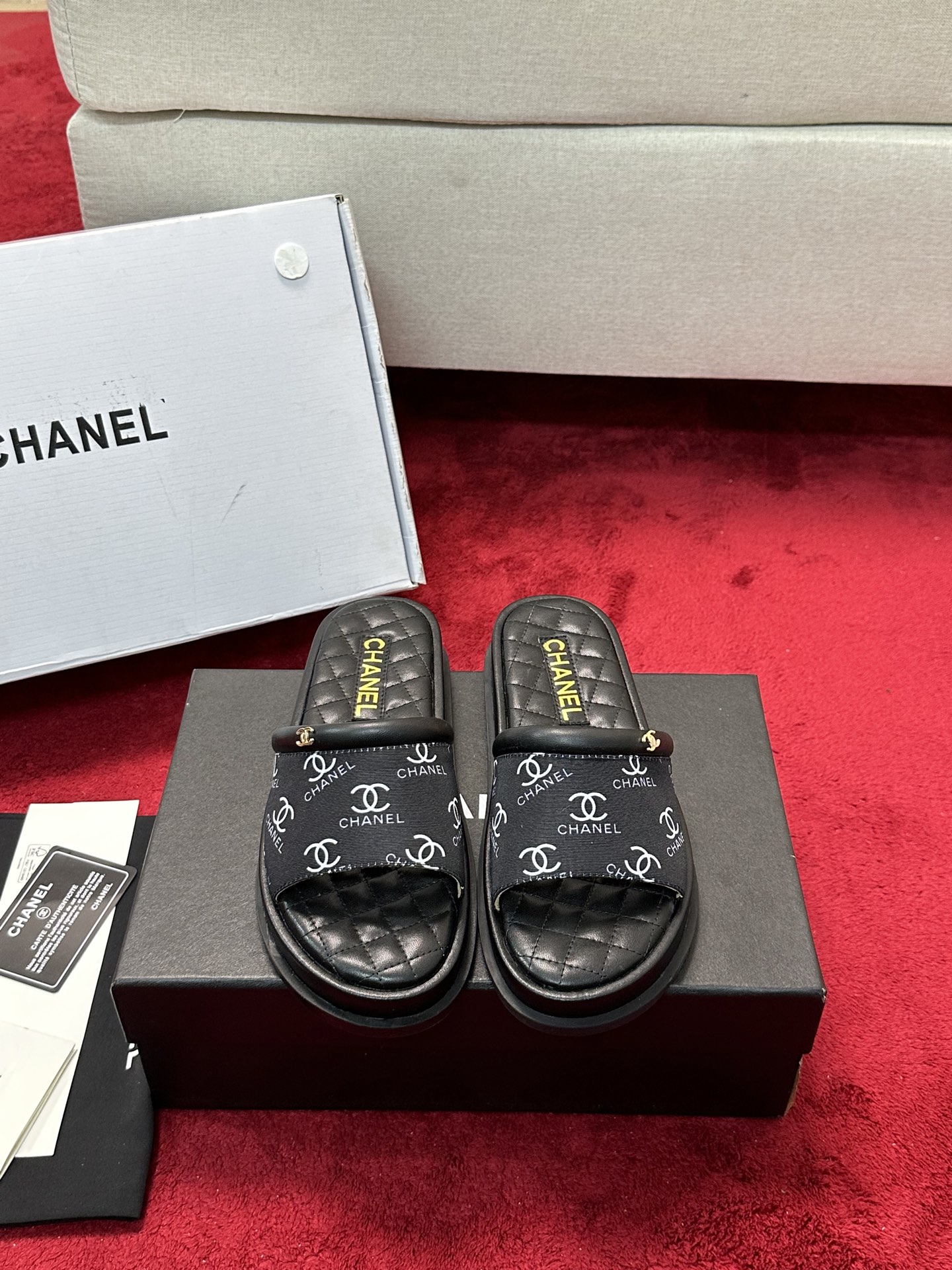 NO:166427,* 25 The most popular sandals in early autumn. The counter is snatched up. Photos from major social platforms are popular. This episode of the show is definitely too handsome. It is definitely the hottest style of this season. The counter fairies are really too aware of the goods. They don’t stick to their feet and will not scratch their feet. The texture is very soft and comfortable. Classic black and white combination, super versatile. 1 fabric: the counter original woven material sheepskin 2 inner lining: environmentally friendly mixed-bred sheepskin 3 soles: rubber 5 size 35-40 (40 41 custom made), slippers, slippers, sheepskin19860909* 25早秋最爆凉拖鞋 专柜简直疯抢了,各大社交平台热门晒图,这期的走秀款绝对太帅了,绝对是这一季最热门的款式,专柜仙女们真的太识货了,不卡脚也不会磨脚,质感上脚是非常柔软舒服的.经典的黑白配,超级百搭. 1面料:专柜原版编织材料羊皮 2内里:环保混种羊皮 3大底:橡胶 5码数35-40（40 41定做）,拖鞋,slippers,sheepskin,Women's Shoes