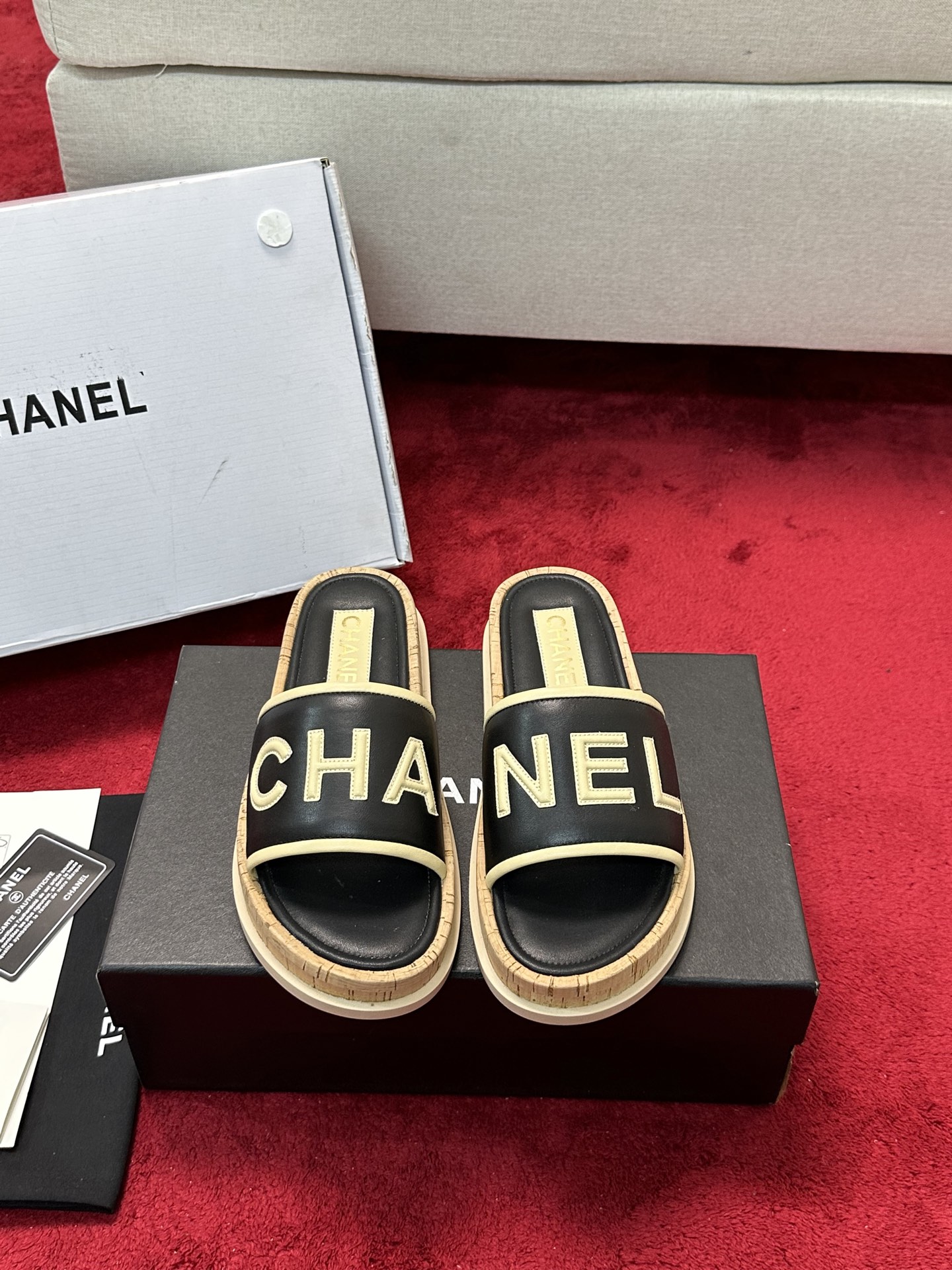 NO:165514,* 25 The most popular sandals in early autumn. The counter is snatched up. Photos from major social platforms are popular. This episode of the catwalk is definitely too handsome. It is definitely the hottest style of this season. The counter fairies are really too aware of the goods. They don’t stick to their feet and will not scratch their feet. The texture is very soft and comfortable. Classic black and white combination, super versatile. 1 Fabric: The counter original woven material 2 Inner: Environmentally friendly mixed-bred sheepskin 3 Soles: Rubber 5 sizes 35-40 (40 41 custom made) Leather fabric, slippers, slippers, sheepskin19860909* 25早秋最爆凉拖鞋 专柜简直疯抢了,各大社交平台热门晒图,这期的走秀款绝对太帅了,绝对是这一季最热门的款式,专柜仙女们真的太识货了,不卡脚也不会磨脚,质感上脚是非常柔软舒服的.经典的黑白配,超级百搭. 1面料:专柜原版编织材料 2内里:环保混种羊皮 3大底:橡胶 5码数35-40（40 41定做） 皮面布面,拖鞋,slippers,sheepskin,Women's Shoes