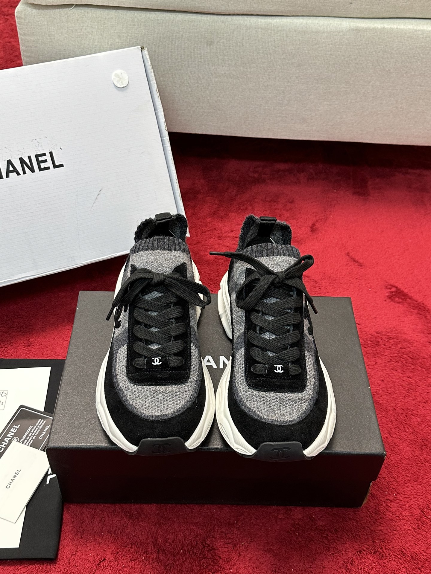 NO:165501,Chanel Chanel dad shoes, men and women couples - 2025 counter top casual sneakers This classic design; the upper has a variety of craftsmanship and electric embroidery styles; the sole is fashionable and sporty; it is an extraordinary variety of color matching elements... The diversified mix and match is very beautiful and versatile, casual, fashionable, sports, and outdoors can be taken into consideration... Go material The upper is made of original imported knitted inner using original Yangli   net outsole based on original TPU combination sole. The counter is boutique packaging for women 35–41 40 41 customized, dad shoes, chanel, chanel, sneakers19860909Chanel香奈儿老爹鞋,男女情侣款——2025专柜顶级休闲款运动鞋 这款经典设计；鞋面多种工艺电绣的风格；大底却时尚运动；不平凡的拥入了多种配色元素…… 多元化混搭非常好看百搭,休闲,时尚,运动,户外都能兼顾…… Go 材料 鞋面采用 原版进口针织 内里采用 原版羊里 网 大底根据 原版TPU组合大底 专柜精品包装全套女35–41 40 41定做,老爹鞋,chanel,chanel,sneakers,Women's Shoes