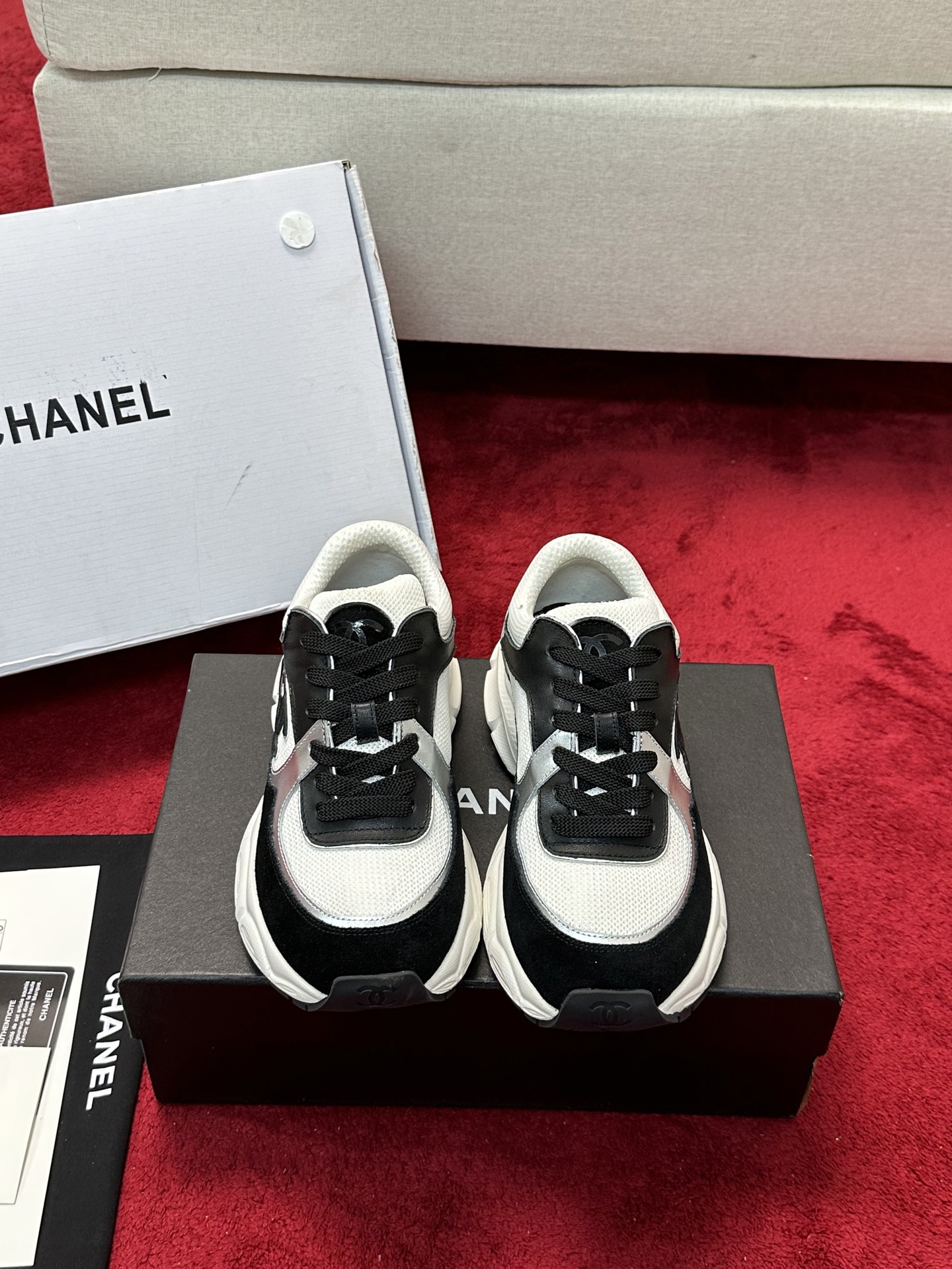 NO:165505,Chanel Chanel dad shoes, men and women couples - 2025 counter top casual sneakers This classic design; the upper has a variety of craftsmanship and electric embroidery styles; the sole is fashionable and sporty; it is an extraordinary variety of color matching elements... The diversified mix and match is very beautiful and versatile, casual, fashionable, sports, and outdoors can be taken into consideration... Go material The upper is made of original imported silk cowhide   original tarp   original head cowhide The inner is made of original sheepli   net Outsole based on original TPU combination sole The counter is made of high-quality packaging for women 35–41 40 41 custom-made, dad shoes, chanel, chanel, sneakers, cowhide19860909Chanel香奈儿老爹鞋,男女情侣款——2025专柜顶级休闲款运动鞋 这款经典设计；鞋面多种工艺电绣的风格；大底却时尚运动；不平凡的拥入了多种配色元素…… 多元化混搭非常好看百搭,休闲,时尚,运动,户外都能兼顾…… Go 材料 鞋面采用 原版进口头层丝绸牛皮 原版防水布 原版头层牛皮 内里采用 原版羊里 网 大底根据 原版TPU组合大底 专柜精品包装全套女35–41 40 41定做,老爹鞋,chanel,chanel,sneakers,cowhide,Women's Shoes