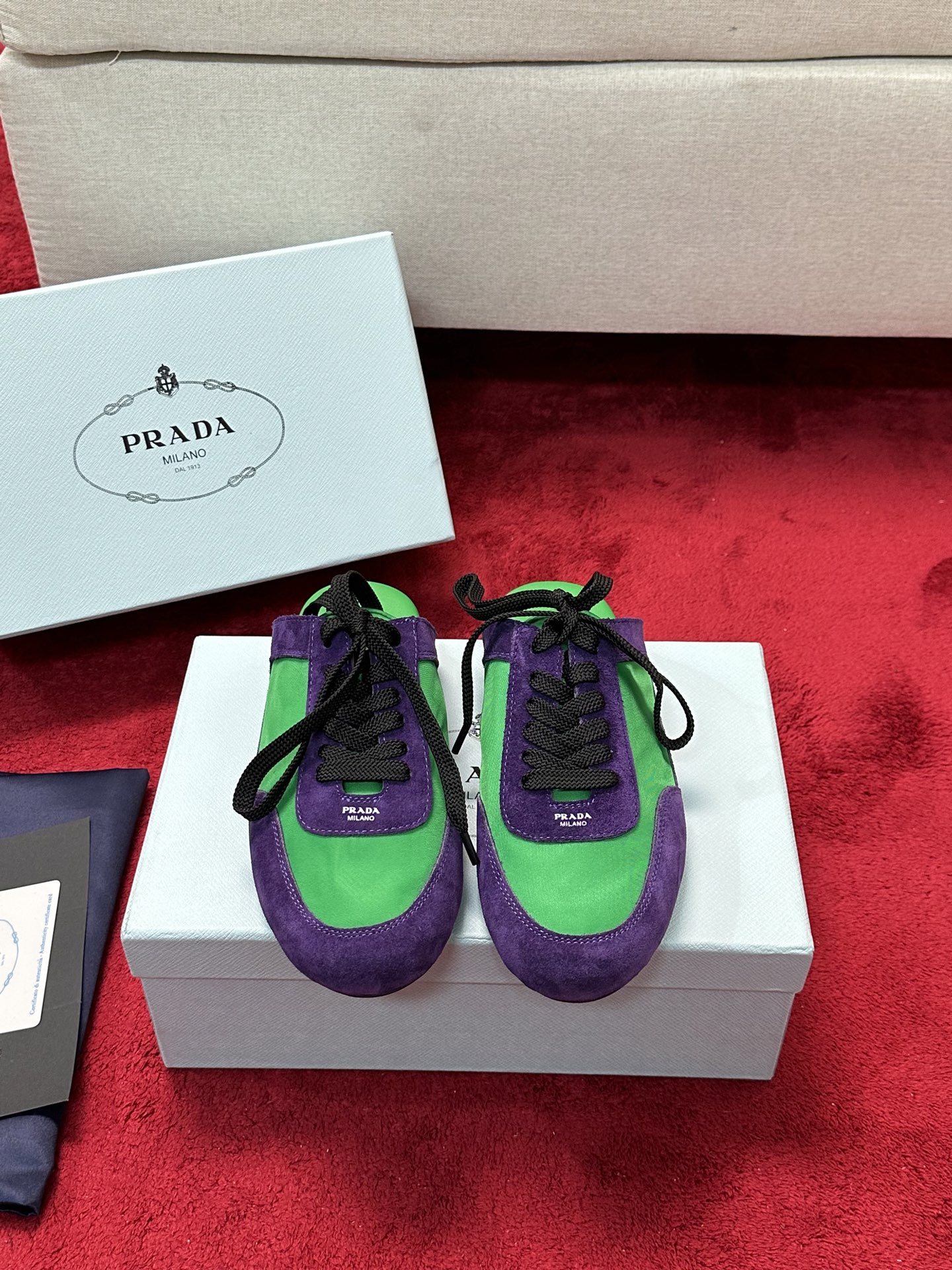 NO:234310,The top-level version of Prada Prada's latest 2025 spring and summer 2025 Forrest Gump shoes Fashion single-item thin casual shoes This extremely light sneaker is made of recycled nylon and suede leather to create a three-dimensional shoe shape. The mixed and matched material highlights the sporty style and exquisite craftsmanship of Prada. It uses a flat design with elastic side tops, which is easy to put on and take off, and is easy to be free. The upper is decorated with a silk screen printed logo ● Rubber thin sole· Removable leather insole upper, a light and practical casual shoe. Outsole: original open mold rubber outsole Upper: recycled nylon/beef reverse velvet Size 35~39 (40 customized without return or exchange), semi-trail, prada, prada, sneakers19860909顶级版本代购级Prada普拉达2025春夏最新走秀款阿甘鞋款 时尚单品薄款休闲鞋这款至臻轻盈的运动鞋以再生尼龙与绒面皮革打造立体鞋形,混搭材质彰显了Prada的运动风尚与精湛工艺灵魂.采用平底设计搭配弹力侧帮,便于穿脱,轻松自如. 鞋面饰以丝网印花徽标●橡胶薄底·可拆卸皮面内底鞋面, 轻便好穿实用的一款休闲鞋 大底:原版开模橡胶大底 鞋面:再生尼龙/牛反绒 码数35～39(40定做不退换),半拖,prada,prada,sneakers,Women's Shoes