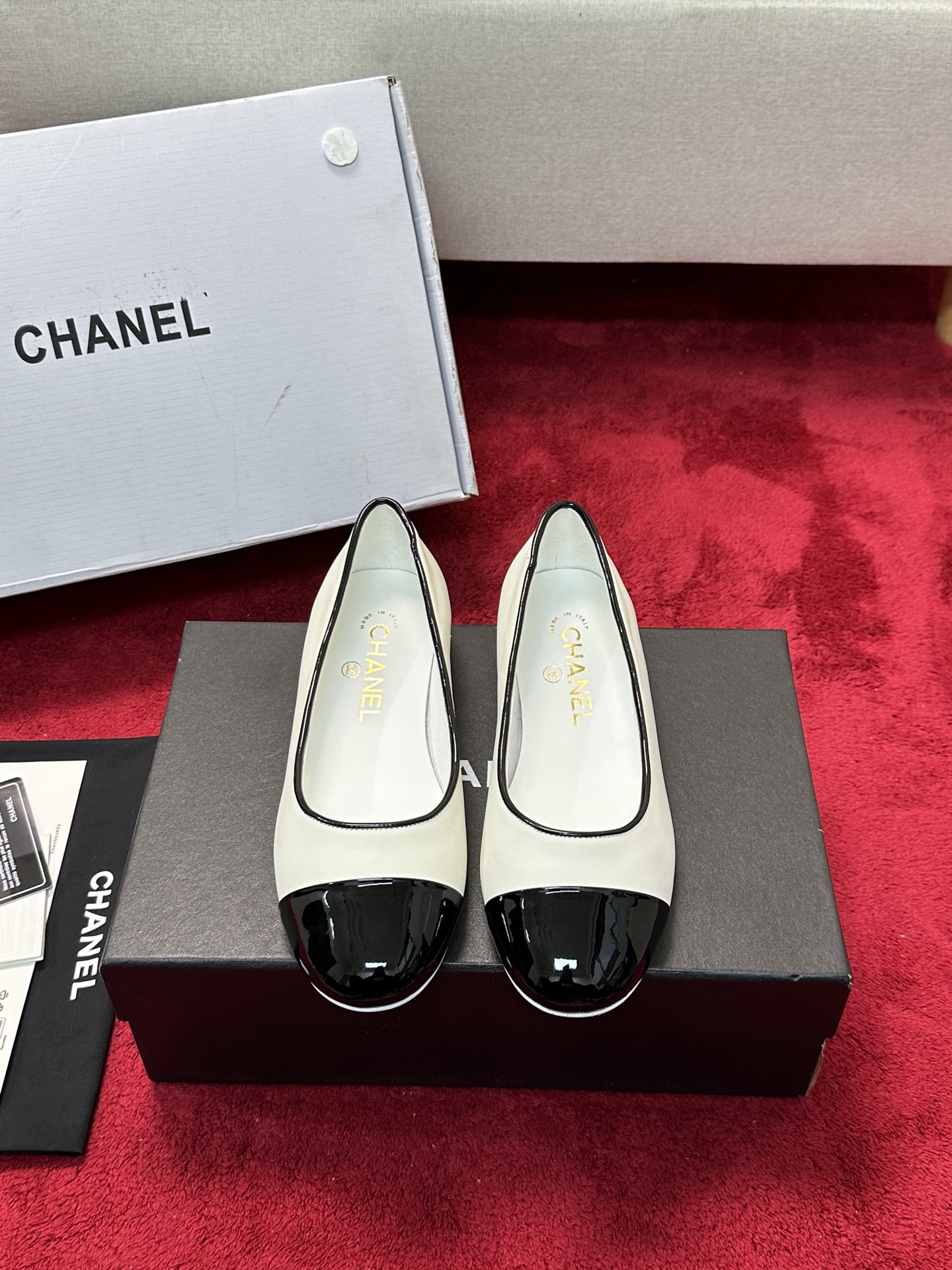NO:231384,Chanel 25C Early Spring Mary Jane Single Shoes Series Shoes This season's shoes are great!  The pure black Mary Jane is very comfortable on her feet. The upper is also soft and the upper is soft, so you don’t have to worry about getting your feet. The rabbit ears are also cute, and the black and white color combination and black cloth look very good. The upper cowhide inner sheepskin leather outsole Size:35-39 40/41 Custom made, single shoes, chanel, mary jane, cowhide, sheepskin, Leather soles19860909Chanel 25C早春玛丽珍单鞋系列 这一季的鞋子都很棒耶！ 纯黑色玛丽珍上脚很舒服鞋面皮质也很软,不用担心会磨脚.兔耳朵也好可爱,黑白拼色和黑色布面都很好看. 鞋面牛皮 内里羊皮 真皮大底 Size:35-39 40/41订做,单鞋,chanel,mary jane,cowhide,sheepskin,Leather soles,Women's Shoes