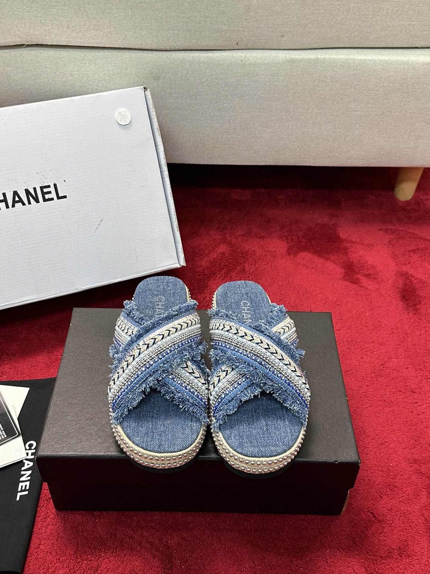 NO:165916,2025★★★★★★ Many celebrities are here to watch, a versatile series that domestic and foreign bloggers are popular. A must-have for spring and summer wardrobe matching. Sandals are the first choice. Upper imported super soft silk) Inner: Imported crystal sheepskin inner lining, original mold-open custom rubber sole Shoe size: 35-39 (40, 41, customized without return) Delivery luxury latest counter synchronous packaging, slippers, sandals, slippers, sheepskin, silk fabric198609092025★★★★★ 众多明星网红上脚,国内外博主刷爆的一个百搭系列,春夏衣橱搭配必备 凉鞋首选. 鞋面进口超柔绸缎）  内里: 进口水晶羊皮内里 大底原版开模定制橡胶底 鞋码: 35-39（40、41、定做不退换） 配送豪华最新专柜同步包装,拖鞋,sandals,slippers,sheepskin,silk fabric,Women's Shoes