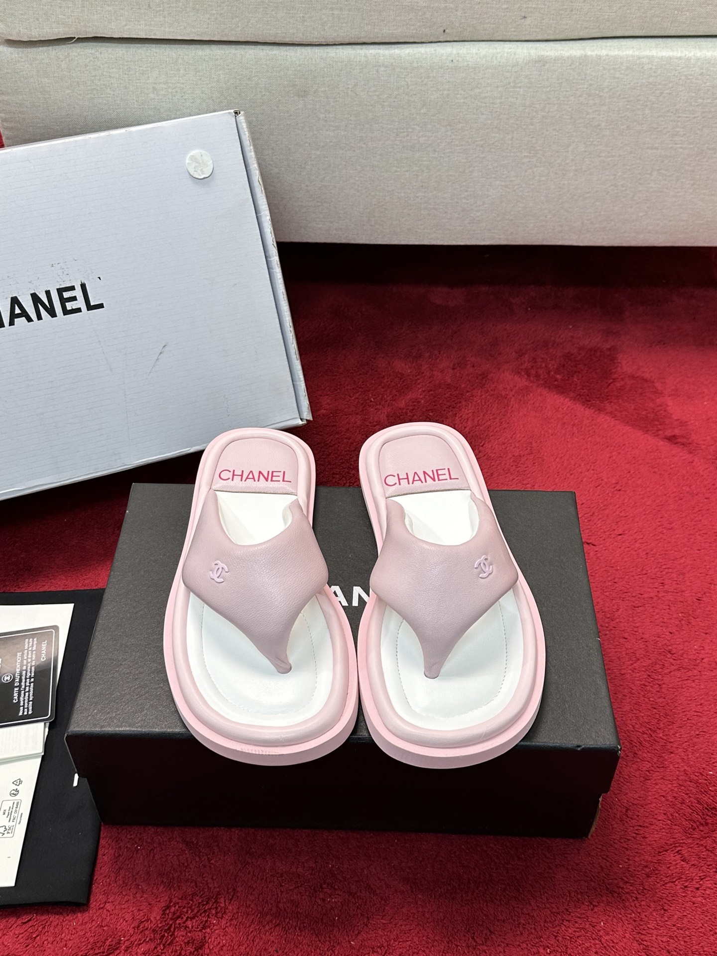 NO:165919,2025 Xiaoxiang must-have items for this season in autumn and winter!  !  Chanel's spring and summer heavy industry hot product, Xiaohongshu is highly recommended, it looks good no matter how you match it, and it is a must-have for fashionable things. Chanel's women love simple but irresistible combinations show unique styles of dressing, free mixing and matching, and keep up with the fashionable pace of Grandma Shixiang!  !  !  Exquisite details enlarge the original mold opening hardware buckle. Top version purchasing level is created ★The upper is made of original custom sheepskin silk and satin) sheepskin inner lining, sheepskin footbed, foam sole, size 35-39 (40, 41 custom made, slippers, chanel, slippers, sheepskin, silk fabric198609092025小香 本季秋冬季必备单品！！ 香奈儿春夏重工爆款 小红书力推款,怎么搭配都好看,时髦精必备,香奈儿女士钟爱简约又难以抗拒系搭配展现与众不同的穿搭风格、自由混搭闪耀到位跟紧香奶奶时尚步伐！！！精致细节放大看原版开模五金扣 顶级版本代购级别打造★鞋面采用原版定制羊皮绸缎）羊皮内里,羊皮垫脚,发泡底,码数35-39（40、41定做,拖鞋,chanel,slippers,sheepskin,silk fabric,Women's Shoes