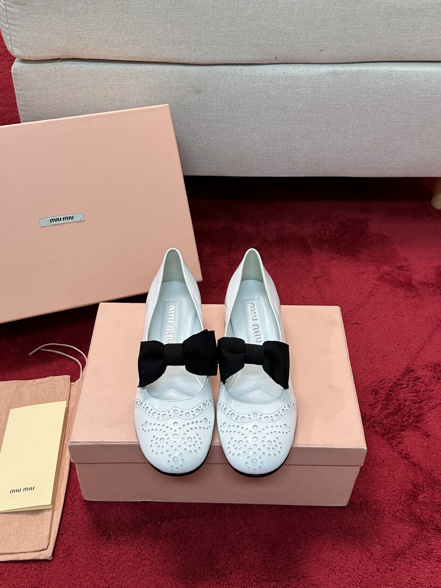 NO:234309,Top quality Miumiu 25 spring and summer show new arrival~ thick heel round head Mary Jane bow elastic single shoes!  Retro punched carved details and textures are full of retro and fashionable ~ It looks very good with colorful socks ~ Super age-reducing ~ It feels very miu-like, college style ~ very casual but not lacking in fashion and comfort. Upper imported soft cow patent leather inner footbed sheepskin imported from Italy Heel height: about 3cm Size: 35-40 (40 41 customized no return) With original packaging, high heels, miumiu, mary jane, high heels, sheepskin, Leather soles, socks19860909顶级品质miumiu缪缪25春夏走秀新款new arrival～粗跟圆头玛丽珍蝴蝶结松紧带单鞋！ 复古冲孔雕花细节质感满满～复古时髦～ 配个彩色袜子超好看～超减龄～很miu的感觉, 学院风～很随性但不乏时尚和舒适度 鞋面进口软牛漆皮 内里垫脚羊皮 意大利进口真皮大底 跟高:约3cm 码数:35-40（40 41订做不退换） 配原版包装,高跟鞋,miumiu,mary jane,high heels,sheepskin,Leather soles,socks,Women's Shoes