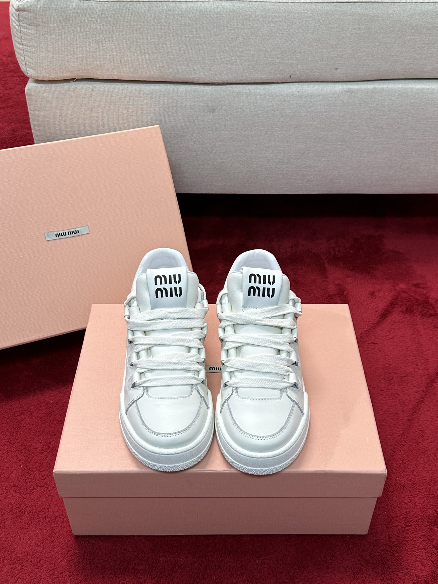 NO:234308,Miumiu Miu Miu's latest show in early spring, casual dirty shoes/sports white shoes. A model that domestic and foreign bloggers have been blessed with. The Xiaohongshu grass planting series, retro and fashionable, beautiful and beautiful. Simple sports shoe design, with recognizable tongue, creates a Buddhist sweet casual style~~ The aura on the feet is very casual, long skirts, shorts, shorts, and wears a unique style~~ Use top layer of cowhide, imported lamb fur inside, original TPU vacuum thick sole (about 3.5cm), retro color and old!  35-41, casual shoes/sports shoes, miumiu, sneakers, skirts, shorts, cowhide19860909miumiu缪缪家早春最新走秀款 休闲脏脏鞋/运动小白鞋 国内外博主刷爆的一款,小红书种草系列,复古又时髦上脚美炸了 简约的运动板鞋设计,极具辨识度的鞋舌,打造佛系甜美的休闲风~~上脚气场十足随意搭配,长裙,短裙,短裤,穿出与众不同的风格~~ 选用头层牛皮,内里进口羊羔毛,原版TPU抽真空厚底(约3.5cm左右),复古擦色做旧！ 35-41,休闲鞋/运动鞋,miumiu,sneakers,skirts,shorts,cowhide,Women's Shoes