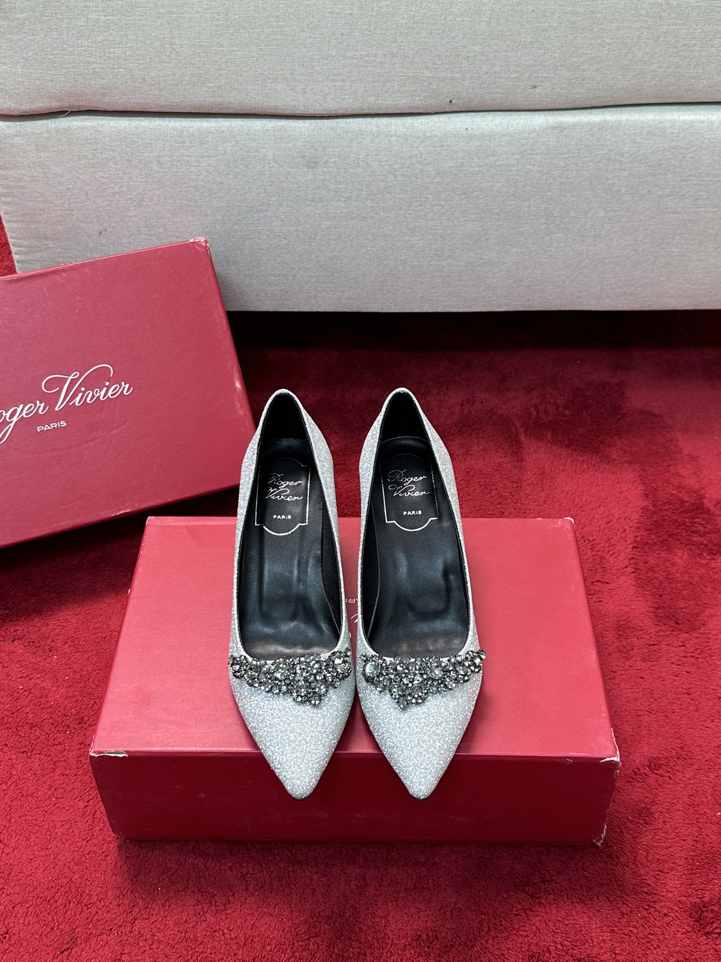 NO:234305,r | 25 2025 RV early spring new product Efflorescence flower-shaped diamond buckle silk satin high heels series are available~ RV counter main feature original purchase classic shoe shape very modern style purchasing level Goddess style for daily matching and important occasions must be purchased High custom silk fabric on the upper, imported sheepskin inside, original hardware 1:1 mold opening metal buckle, outsole original Italian leather outsole Heel height 1cm, 6.5cm Shoe size: 35-39 (34 and 40 can be customized without return and exchange), high heels, high heels, sheepskin, real silk, Leather soles19860909r | 25 2025 RV早春新品 Efflorescence花型钻扣丝缎高跟鞋系列上新~ RV 专柜主打 原版购入 经典鞋型 极具摩登范儿 代购级别 日常搭配和重要场合搭配的女神款绝对要入手 鞋面高定制真丝面料  内里进口羊皮里 五金原版1:1开模金属扣 大底原版意大利真皮大底 跟高1cm、6.5cm 鞋码: 35-39（34、40可定制不退换),高跟鞋,high heels,sheepskin,real silk,Leather soles,Women's Shoes