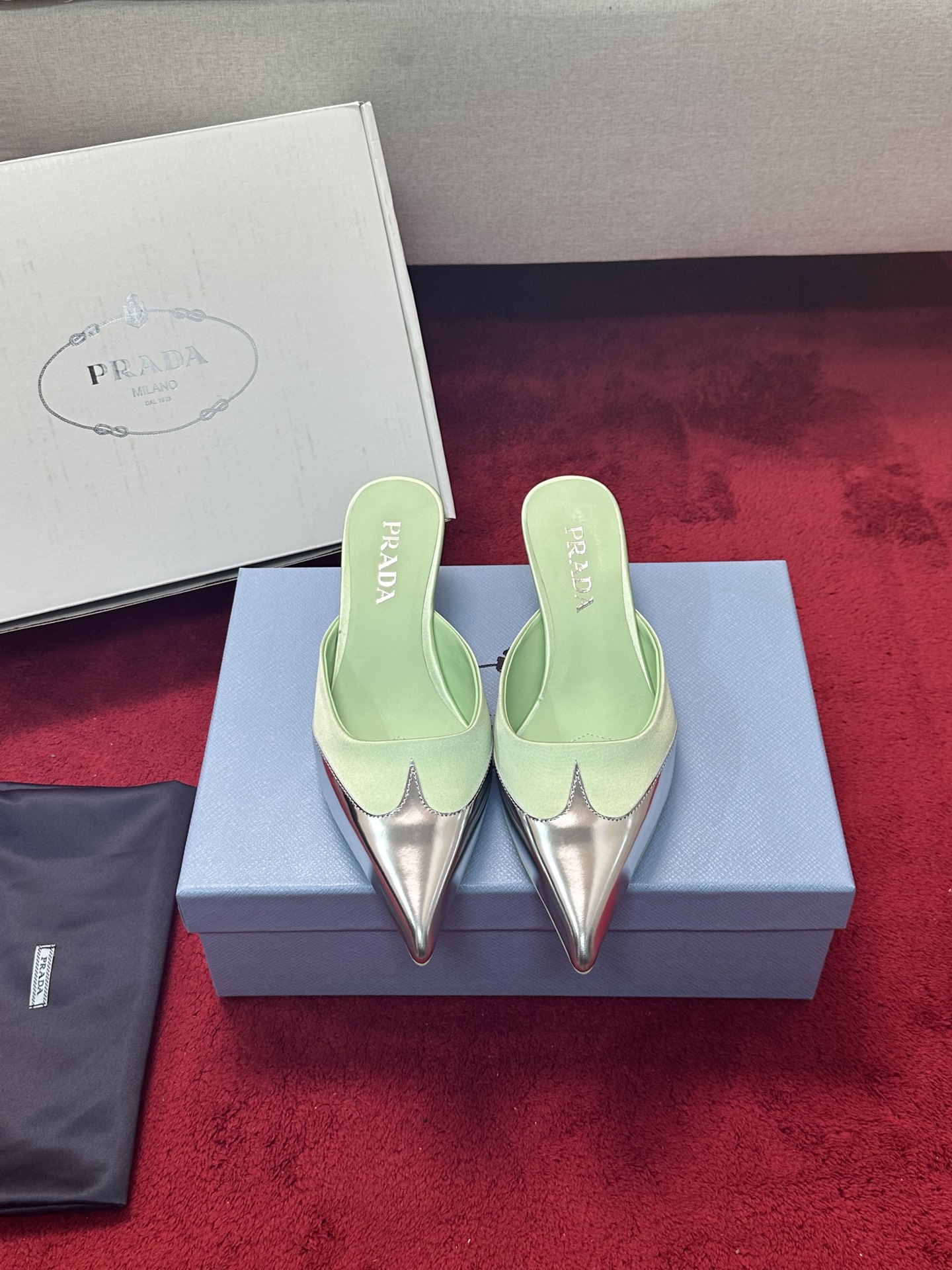 NO:234296,(Full package with airplane box) Foshan New Factory PRADA/Prada Classic spring and summer kitten heel semi-slippers are so beautiful that they combine sexiness and cuteness. I have to say that his family is too good at grasping the exquisiteness. The pointed toes are invincible and show their legs long. Without the blessing of heels, they can also set off a good proportion. You can also try short people!  Definitely not a 