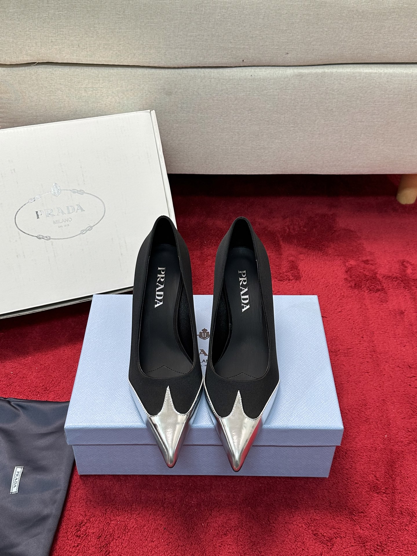 NO:234299,(Full set of packaging with airplane box) Foshan New Factory PRADA/Prada Classic spring and summer new high-heeled shoes are so beautiful that they are foul, combining sexy and cute. I have to say that his family is too good at grasping the exquisiteness, and the pointed toes are invincible to show their legs. Without the blessing of heels, they can also set off a good proportion. You can also try short people!  Definitely not a 