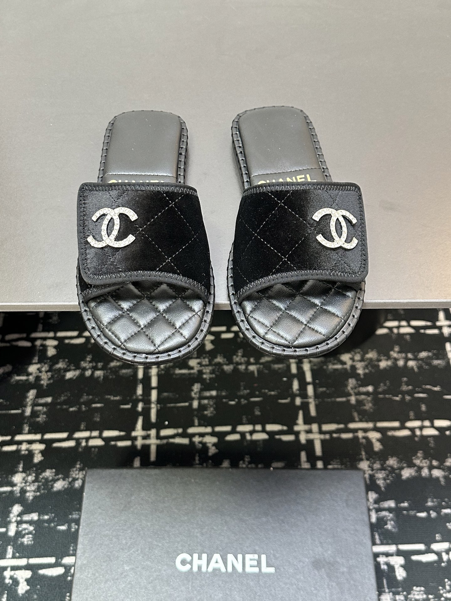 NO:230369,CHANE*｜Xiaoxiang 24C new classic double C flat slippers The upper is imported cowhide/special fabric, the inner tiptoe is all cotton sheepskin imported Italian cowhide sole size35-39 (customized by 40/41), slippers, chanel, slippers, cowhide, sheepskin19860909CHANE*｜小香24C新品经典 双C平底拖鞋 鞋面采用进口牛皮/特殊布料 内里踮脚均为棉羊皮 意大利进口牛皮大底 size35-39（40/41定制）,拖鞋,chanel,slippers,cowhide,sheepskin,Women's Shoes