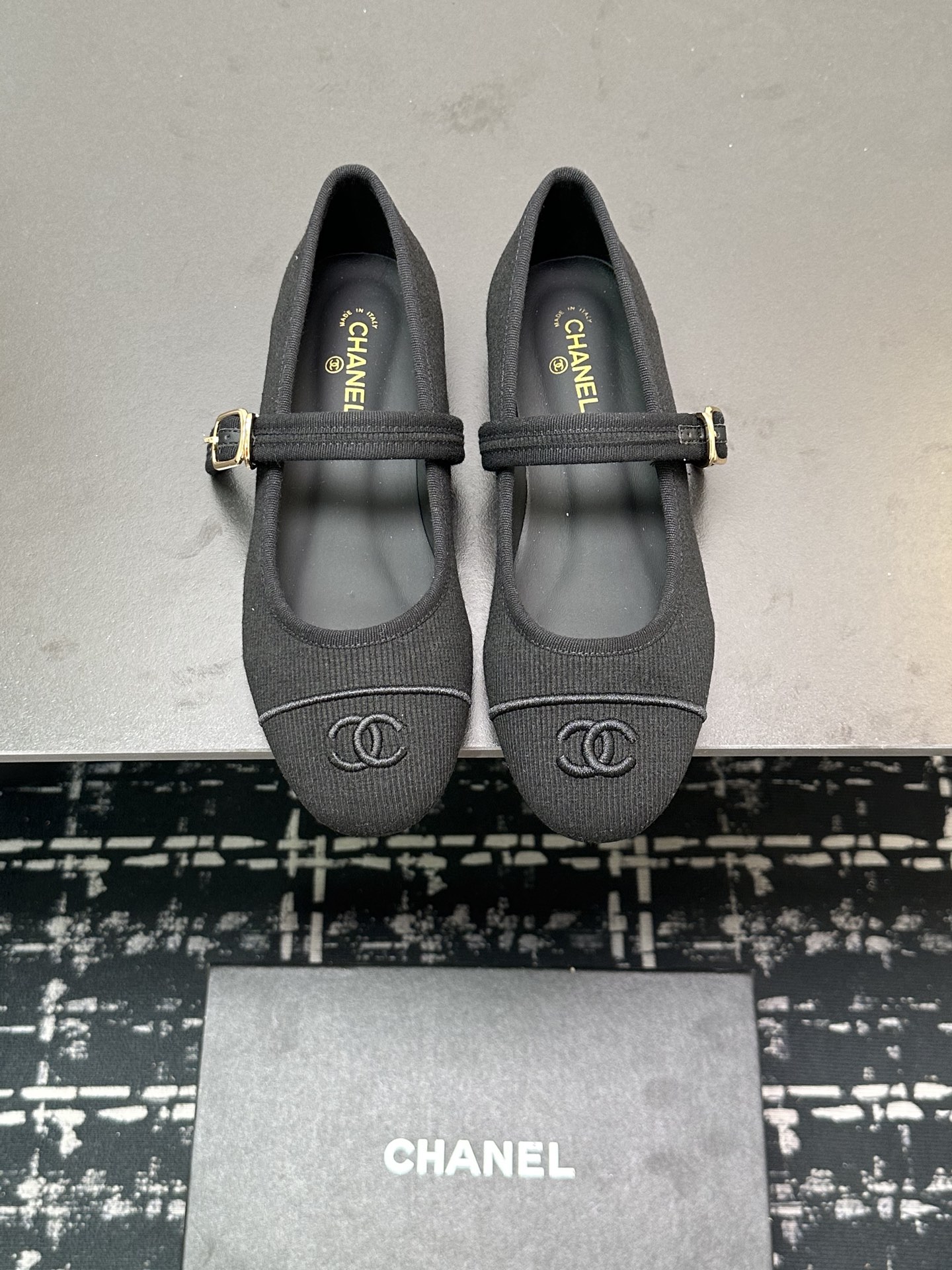 NO:231408,CHANE*｜Xiaoxiang 24S early spring new product retro color-blocked square-toed Lizhen shoes This year's most beautiful Mary Jeans and pleated skirts, or wear them on a more formal occasion. It's also invincible with socks in autumn and winter. This Mary Jean shoes have a lady-like temperament. The upper is imported lambskin, the inner foot pad is mixed-bred sheepskin Italian A-grade leather sole Size35-39 (customized on 40/41), ballet shoes, chanel, mary jane, skirts, jeans, sheepskin, Leather soles, socks19860909CHANE*｜小香24S早春新品 复古拼色方头丽珍鞋 本年度最美玛丽珍鞋 无法抗拒的高级与优雅! 无论是搭配牛仔裤百褶裙 还是穿去较正式场合都可以的. 秋冬配袜子也都是无敌美 这款玛丽珍鞋自带大小姐风气质 鞋面是进口小羊皮 内里垫脚是混种羊皮 意大利A级真皮大底 Size35-39（40/41定制）,芭蕾舞鞋,chanel,mary jane,skirts,jeans,sheepskin,Leather soles,socks,Women's Shoes