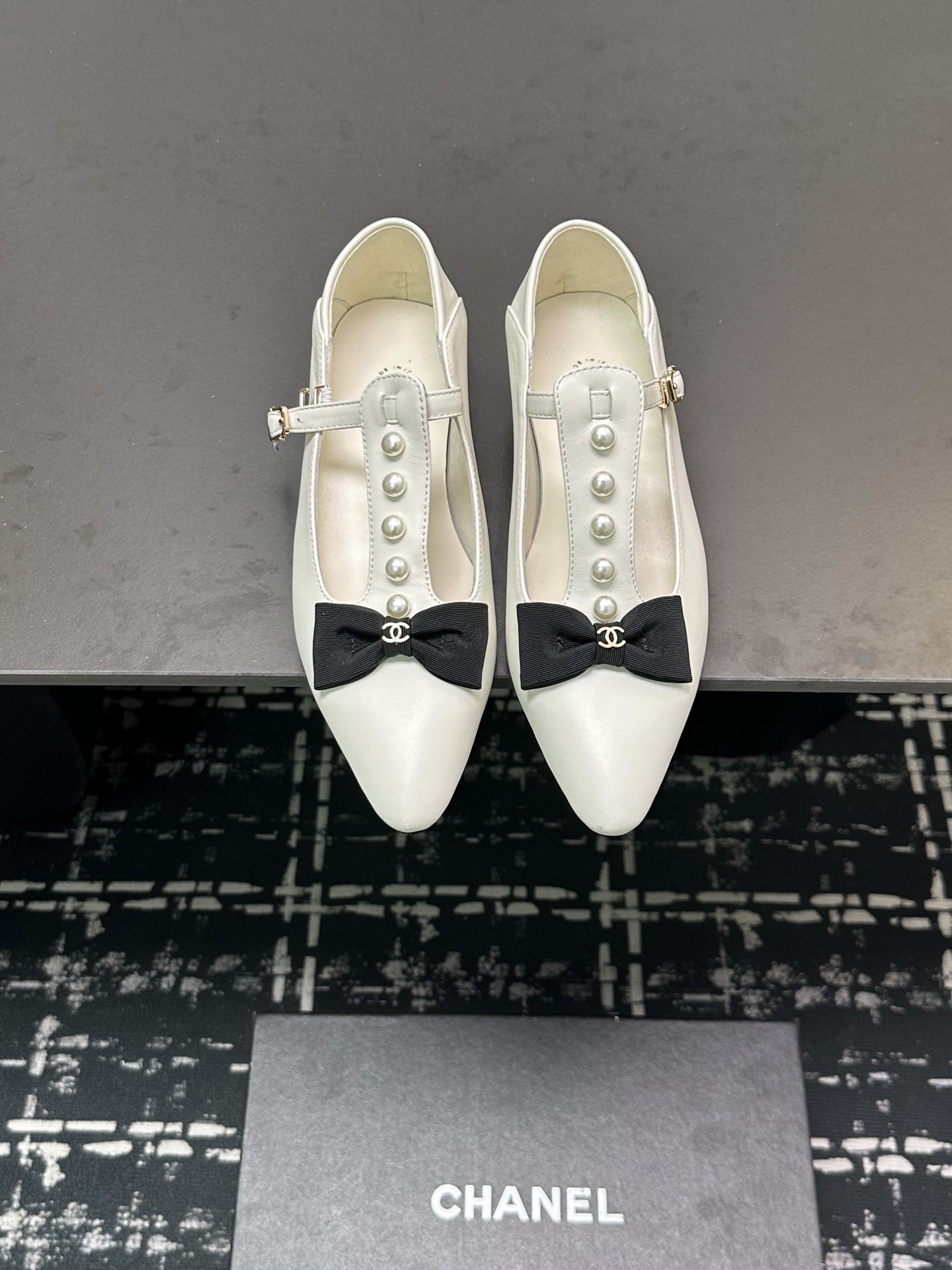 NO:231402,chane* Xiaoxiang C Home 2025 S New Early Autumn Style Xiaoxiang Home's most popular pointed-toe single shoes this year. It's hard to find any shoes in the counter. Point-toe design. Cute and cute. It's a sweet girl when worn. It's really special and fashionable. The smooth shoe shape is full of high-end feeling. At this moment, I've imagined countless outfits. Customized sheepskin upper, imported Australian sheepskin sole, Italian leather sole. Size: 35-39 (40 41 custom made without return and exchange!), single shoes, chanel, chanel, sheepskin19860909chane*小香C家2025 S 早秋新款 小香家今年最火的尖头单鞋 专柜根本一鞋难求 尖头设计 呆萌可爱 穿起来就是甜美女孩 真的特别又时尚 流畅的鞋型满满的高级感  此刻脑补无数个穿搭 鞋面定制羊皮 内里垫脚进口澳洲羊皮 鞋底意大利真皮底 Size:35-39(40 41定做不退换！）,单鞋,chanel,chanel,sheepskin,Women's Shoes