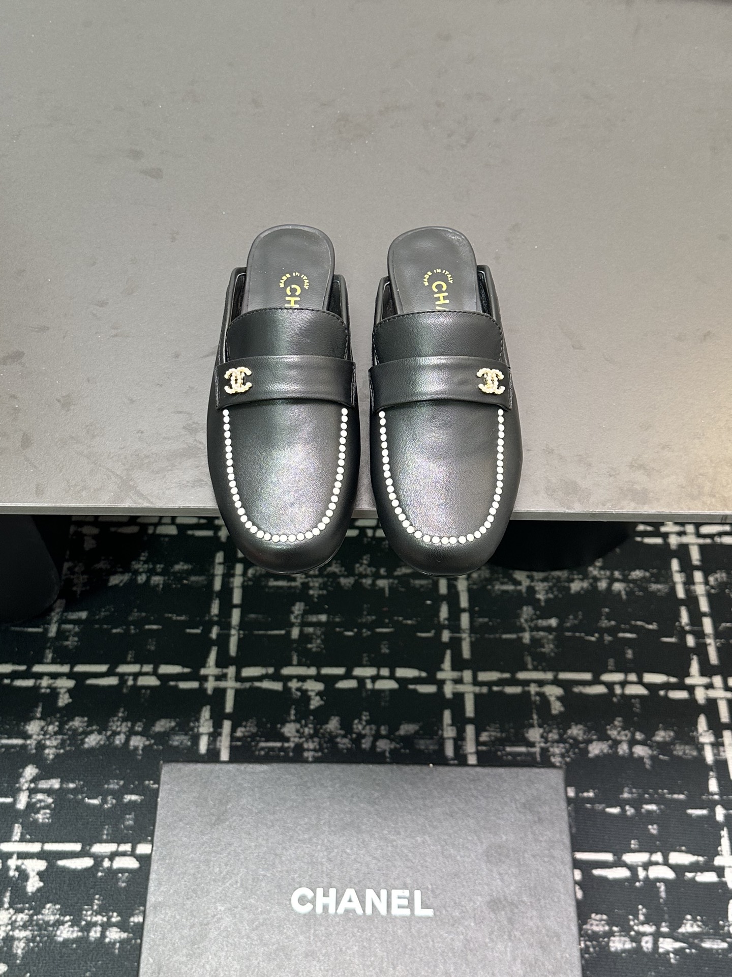 NO:231399,2025 Xiaoxiang must-have items for this season in autumn and winter!  !  Chanel's autumn and winter heavy industry hot product, Xiaohongshu is highly recommended, it looks good no matter how you match it, and it is a must-have for fashionable things. Chanel's women love simple but irresistible combinations show unique styles of dressing, free mixing and matching, and keep up with the fashionable pace of Grandma Shixiang!  !  !  Exquisite details enlarge the original mold opening hardware buckle. Top version purchasing level is created ★The upper is made of original custom cowhide (silk) sheepskin inner lining, sheepskin footbed, genuine leather sole, size 35-39 (40, 41 custom made, semi-torque, chanel, cowhide, sheepskin, silk fabric198609092025小香 本季秋冬季必备单品！！ 香奈儿秋冬重工爆款 小红书力推款,怎么搭配都好看,时髦精必备,香奈儿女士钟爱简约又难以抗拒系搭配展现与众不同的穿搭风格、自由混搭闪耀到位跟紧香奶奶时尚步伐！！！精致细节放大看原版开模五金扣 顶级版本代购级别打造★鞋面采用原版定制牛皮（绸缎）羊皮内里,羊皮垫脚,真皮底,码数35-39（40、41定做,半拖,chanel,cowhide,sheepskin,silk fabric,Women's Shoes