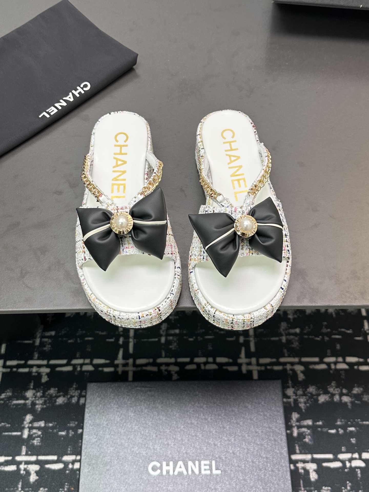 NO:234255,*25ss Mier slippers counter [authentic level] version!  !  Popular model!  !  The counter is out of stock, and it is recommended to have a pair of people. The fat Mier feels soft and soft, and looks good!  It is easy to wear and slim when you wear your feet by 3m. It is surprising to wear them on a daily basis. This series is now available for sale. The counter is purchased for 6,700!  !  !  Original imported knitted silk silk. The counter of the entire network supports inspection and comparison, and supports package return and replacement. Official catalogue: 35-42 (40.41. Custom made without return and exchange) are equipped with genuine Italian packaging, slippers, slippers, silk fabric19860909*25ss蜜儿拖鞋 专柜【正品级】版本！！ 人气款！！专柜断货王,推荐人手一双,胖墩墩的蜜儿拖软绵绵脚感,颜值款！上脚增高3m好穿又显瘦,日常随意搭配尽是惊讶,本系列现已登陆发售. 专柜以6700购入！！！原厂进口针织绸缎 全网专柜支持验货对比,支持包退包换. 官方目录 码数35-42(40.41.定做不退换) 均配有意大利正品包装,拖鞋,slippers,silk fabric,Women's Shoes