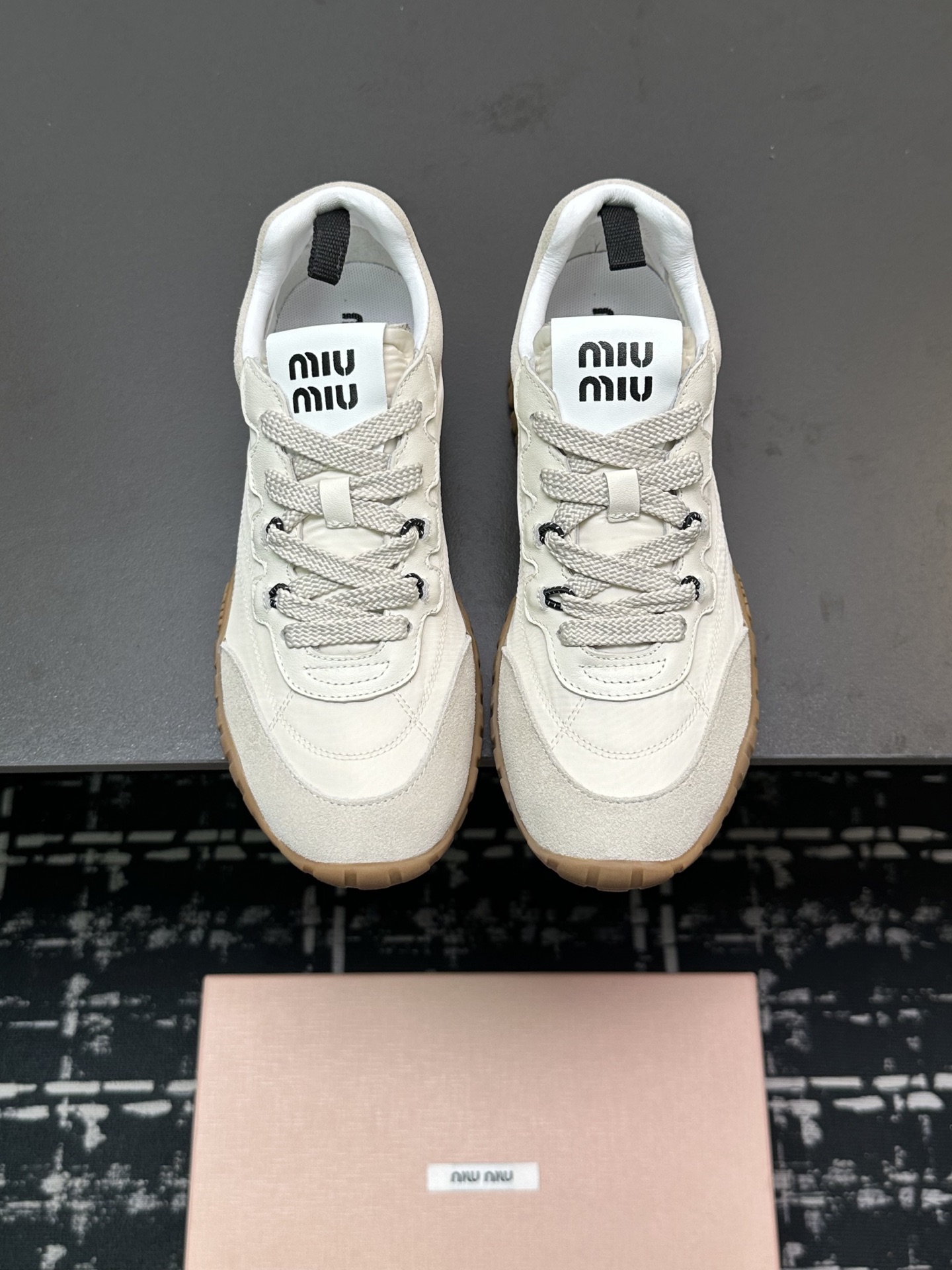 NO:233809,Miumiu·Miao Miu's new hot early spring new technology fabric and suede calfskin tire sneakers. The tire pattern combines elegance and sporty functions. The dynamic, flexible and durable rubber sole reminds the pattern of the tire. The sneaker is made of high-tech fabric and suede calfskin, reflecting the bold characteristics of Miu Miu. The miu style is integrated into the simple lines of this tire sole canvas sneaker. The chic logo is decorated on the tongue and the back, embellished with retro. Thick-soled design. Bold and innovative avant-garde, and multi-element collision, conveying a modern style. Simple and high-end. It is easy to match and look good no matter how you wear it!  Imported silk cloth spliced ​​calfskin inner lining original breathable cloth outsole original wear-resistant tire sole size 35--40, casual shoes/sports shoes, miumiu, sneakers, cowhide19860909miumiu·缪缪新款火爆早春新品科技面料和绒面小牛皮轮胎运动鞋 该轮胎纹底结合了优雅和运动功能.动态、柔韧且耐用的橡胶鞋底让人想起轮胎的图案.该款运动鞋采用高科技面料和绒面小牛皮制成,体现了Miu Miu 的大胆特色. miu风格融于此款轮胎底帆布运动鞋的简约线条 别致徽标饰于鞋舌与背后,点缀复古 厚底设计 大胆创新前卫,多元素对撞,传达现代风格简约高级 随意搭配,怎么穿都好看！ 面料进口丝绸布拼接小牛皮 内里原版透气布里 大底原版耐磨轮胎底 码数35--40,,休闲鞋/运动鞋,miumiu,sneakers,cowhide,Women's Shoes