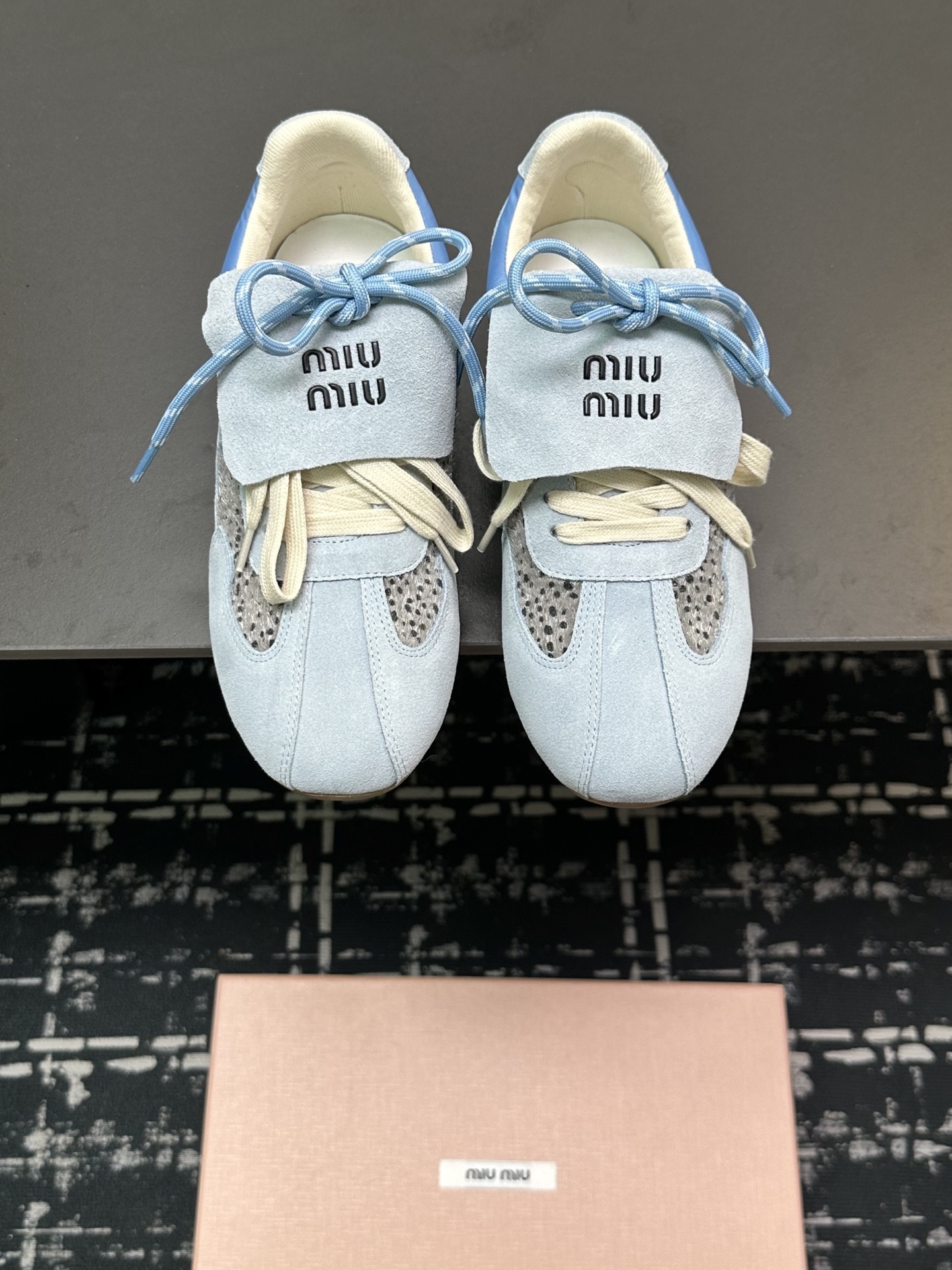 NO:233811,MiuMiu·Miu Miu 2025 latest catwalk style, casual sports shoes, Forrest Gump shoes, Deshu shoes. This series is so girly. This series is really beautiful. The Oxford thin-soled design is super light and comfortable to wear, and it is not tired of walking. It looks good and fashionable... This year's Miu has started to have a cheat, and everyone is very beautiful!  Close-up of details from the Miu Miu series, the fabric is made of deer-skin spliced ​​horse hair, the trend elements of the new season and the concept of the love at the moment, the multi-dimensional collision, conveying the modern style simple and high-end style. It is easy to match, and it looks good no matter how you wear it this spring and summer fashion favorite. The fabric is imported deer-skin spliced ​​horse hair, the inner lining is original breathable and brie, the original wear-resistant rubber sole, the size 35--40,, casual shoes/sports shoes, miumiu, sneakers19860909MiuMiu·缪缪2025早春最新走秀款 休闲 运动鞋 阿甘鞋 德训鞋 缪缪这一款也太少女了吧这系列真的太好看了,牛津薄底的设计,上脚超级轻便舒服,暴走不累 好看又时尚……今年的Miu开了挂啦每个都特别好看！来自Miu Miu系列的细节特写,面料釆用鹿皮拼接马毛,新季的潮流要素与此刻挚爱的概念,多元对撞,传达现代风格简约高级 随意搭配,怎么穿都好看今春夏时髦精最爱 面料进口鹿皮拼接马毛 内里原版透气布里 大底原版耐磨橡胶鞋底 码数35--40,,休闲鞋/运动鞋,miumiu,sneakers,Women's Shoes