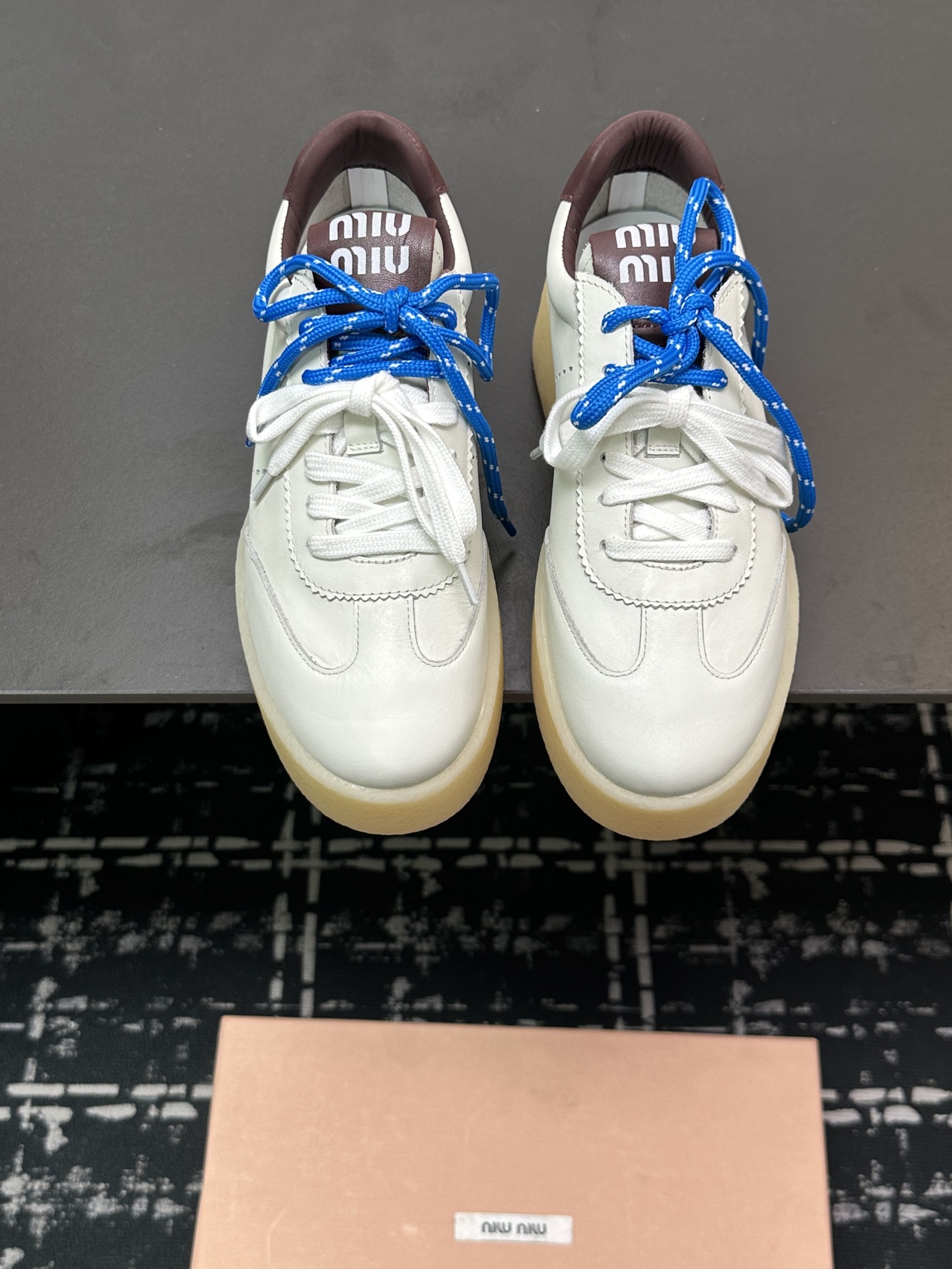 NO:233813,Size: 35-40, grid: Miu miu 2025 new casual white shoes, four-season shoes stand out among major brands, the most popular dirty shoes, a must-have for ~ old fashioned, simple and high-end, very comfortable to match with on your feet, and a must-have for the year!  The latest catwalk sports white shoes in the early spring are popular among bloggers at home and abroad. The Little Red Book Grass Series, the retro and fashionable and beautiful sneaker design, and the recognizable tongue creates a Buddhist and sweet casual style~~ The aura of the foot is very casual, fashionable and versatile. Whether it is matched with jeans or skirts, it can be easily controlled. It is very comfortable to wear on the foot, and it is a must-have for the year!  Original one-to-one-to-order outsole, casual shoes/sports shoes, miumiu, sneakers, skirts, jeans19860909码数:35-40,格: Miu miu 缪缪2025新款休闲小白鞋,各大品牌中脱颖而出的四季鞋颜值担当火爆款脏脏鞋,不得不入的一款～做旧时尚,简约高级 随意搭配上脚非常舒适,年度必入款！ 早春最新走秀款运动小白鞋国内外博主刷爆的一款,小红书种草系列,复古又时髦上脚美炸了简约的运动板鞋设计,极具辨识度的鞋舌,打造佛系甜美的休闲风~~上脚气场十足随意搭配,时尚又百搭,无论是搭配牛仔裤还是裙子,随意搭配,都能轻松驾驭,上脚非常舒适,年度必入款！原版一比一定制大底,休闲鞋/运动鞋,miumiu,sneakers,skirts,jeans,Women's Shoes