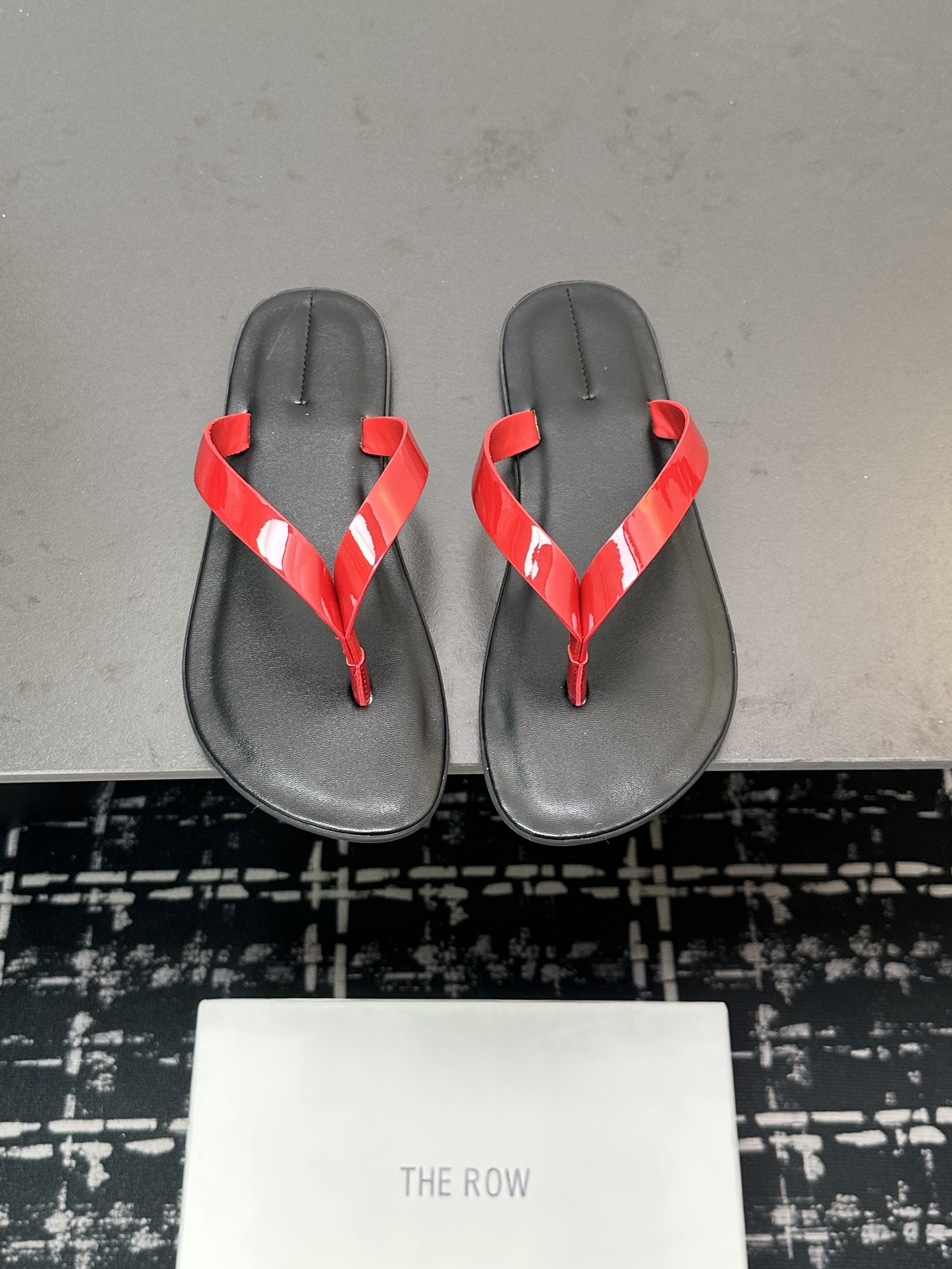 NO:233795,The row The leather minimalist and versatile flat sandals are really the most comfortable style I have ever worn, so soft!  The socks must take it away. It has a high-end and simple feeling, in fact, in addition to being beautiful, its comfort is really easy to wear so hard that it is reluctant to take it off!  Match with jeans, suit pants, skirts are not inconsistent, original fabric cowhide, original sole, Size#35-39 (40 customization, no return or replacement), slippers, sandals, slippers, skirts, jeans, business suit, cowhide19860909the row 真皮极简百搭平底凉鞋鞋脚真的是史上我穿过最最舒服的款式太柔软啦！ 磨脚星人一定要收了它 有一丢高级又简约的感觉其实除了好看以外它的舒适度真的是好穿到舍不得脱下来啦！ 搭配牛仔裤 西装裤 半身裙都毫无违和感 面料原版牛皮 鞋底原版鞋底 Size#35-39（40定制不退不换）,拖鞋,sandals,slippers,skirts,jeans,business suit,cowhide,Women's Shoes