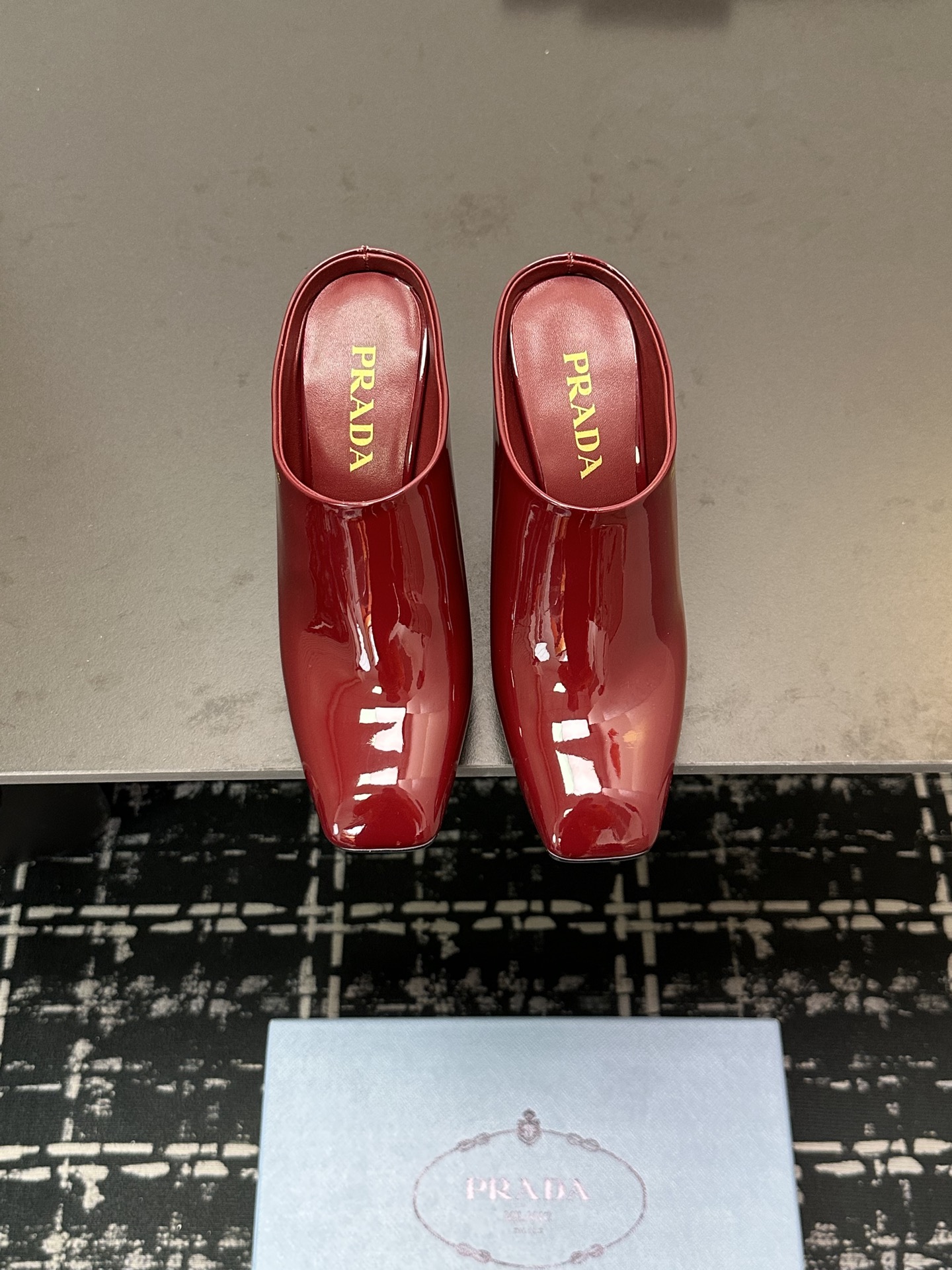 NO:234300,PRADA/Prada Classic Triangle Single Shoes Series Simple design is probably its favorite point. It is not the kind that is a big street. It has its own brand personality. The fabric is made of beef patent leather. The inner footbed mixed-bred sheepskin imported from Italy. The sole of cowhide imported from Italy. Size35-39 (40/customized), high heels, prada, prada, high heels, cowhide, sheepskin19860909PRADA/普拉达 经典款 三角标单鞋系列 简单的设计大概就是它最让人喜欢的点 不是烂大街的那种 很有自己的品牌个性 面料采用牛漆皮 内里垫脚混种羊皮 意大利进口牛皮大底 Size35-39（40/定制）,高跟鞋,prada,prada,high heels,cowhide,sheepskin,Women's Shoes