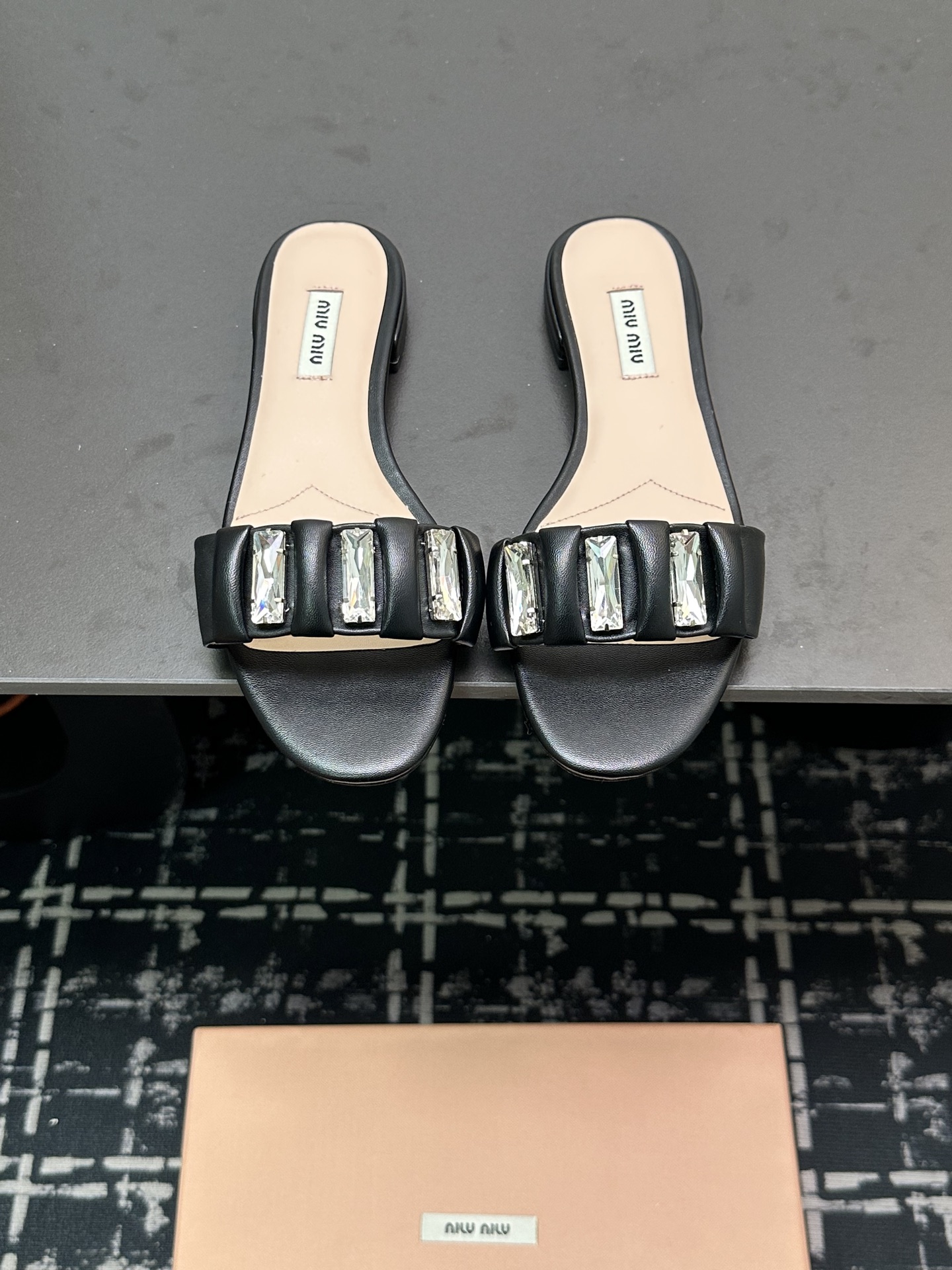 NO:234177,Miu Miu2025* new flat-soled sandals, well-behaved and age-reducing, legs look long and advanced, comfort is perfect, super suitable for daily wear, easy to put on and take off, super wow, upper: niu patent leather, inner footbed sheepskin, genuine leather soles, size: 35-39 40 customized, sandals, miumiu, sandals, sheepskin, Leather soles19860909Miu Miu2025*新款平底凉拖 乖巧减龄 上脚显腿长又高级 舒适度也做到完美 日常穿着超级合适 穿脱方便 超级哇塞 鞋面:牛漆皮 内里垫脚羊皮 真皮大底 码数:35-39 40定做,凉鞋,miumiu,sandals,sheepskin,Leather soles,Women's Shoes