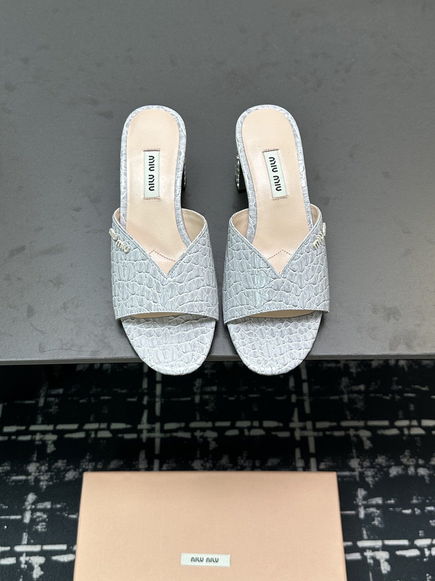 NO:234175,MiuMiu*2025ss MiuMiu Spring and Summer New High Heel Diamond-Inlaid Calfskin Sandals and Slippers Zp Development Original Disassembly Sells The ordinary version on the market instantly, Miumiu is really too girly!  The calfskin is super soft and glutinous, and the comfort is super high!  Original custom calfskin inner lining sheepskin inner lining imported leather outsole heel height 8.5cm size 35-40 (40 custom made without return or exchange), sandals, miumiu, sandals, slippers, cowhide, sheepskin, Leather soles19860909MiuMiu*2025ss缪缪春夏新款高跟镶钻小牛皮凉鞋拖鞋 Zp开发 原版拆卸 秒杀市面普通版本,miumiu真的太少女啦！小牛皮超级软糯 舒适度超高！ 鞋面原版定制小牛皮 内里羊皮内里 大底进口真皮大底 跟高8.5cm 码数35-40（40订做不退换）,凉鞋,miumiu,sandals,slippers,cowhide,sheepskin,Leather soles,Women's Shoes