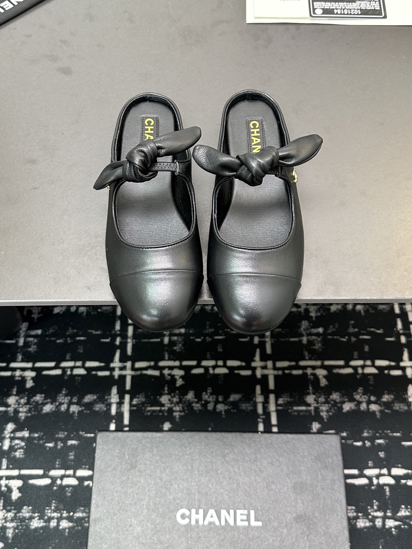 NO:230391,Chanel 25C Early Spring Mary Jane Single Shoes Series Shoes This season's shoes are great!  The pure black Mary Jane is very comfortable on her feet. The upper is also soft and the upper is soft. You don’t have to worry about getting your feet sharp. The rabbit ears are also cute, and the black and white color combination and black cloth look very good. The upper cowhide, inner sheepskin, genuine leather soles. Size:35-39 40/41 Custom made, Mary Jane, chanel, mary jane, cowhide, sheepskin, Leather soles19860909Chanel 25C早春玛丽珍单鞋系列 这一季的鞋子都很棒耶！ 纯黑色玛丽珍上脚很舒服鞋面皮质也很软,不用担心会磨脚.兔耳朵也好可爱,黑白拼色和黑色布面都很好看. 鞋面牛皮 内里羊皮 真皮大底 Size:35-39 40/41订做,玛丽珍,chanel,mary jane,cowhide,sheepskin,Leather soles,Women's Shoes