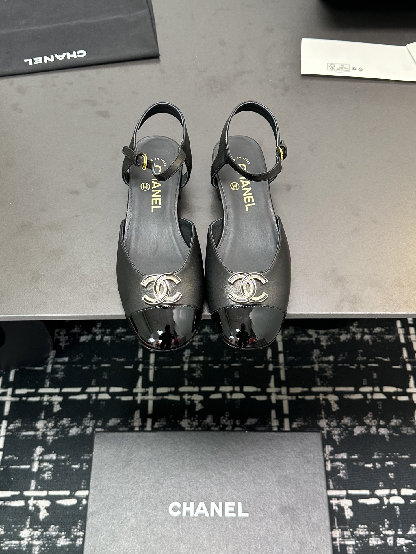 NO:230375,* 24P early autumn sandals are the most popular sandals. The counter is snatched up. The photos are popular on major social platforms. This episode's catwalk is definitely too handsome and is definitely the hottest style of this season. The counter fairies are really too aware of the goods. They don't get stuck or scratch their feet. The texture is very soft and comfortable. Classic black and white combination, super versatile. 1 fabric: counter original sheepskin 2 inner: environmentally friendly mixed sheepskin 3 soles: genuine leather 5 size 35-40 (40 41 custom made, slippers, slippers, sheepskin19860909* 24P早秋最爆凉拖鞋 专柜简直疯抢了,各大社交平台热门晒图,这期的走秀款绝对太帅了,绝对是这一季最热门的款式,专柜仙女们真的太识货了,不卡脚也不会磨脚,质感上脚是非常柔软舒服的.经典的黑白配,超级百搭. 1面料:专柜原版羊皮 2内里:环保混种羊皮 3大底:真皮 5码数35-40（40 41定做,拖鞋,slippers,sheepskin,Women's Shoes