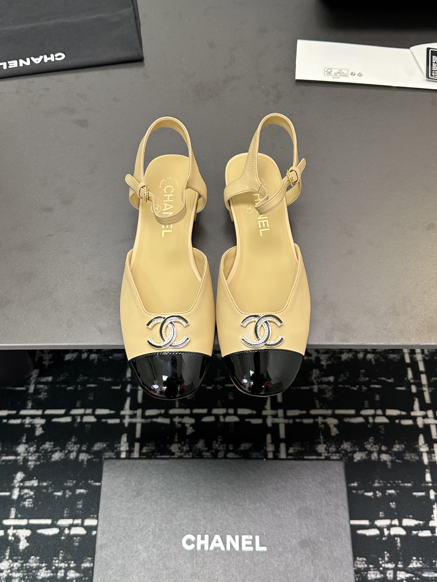 NO:239074,* 24P early autumn sandals are the most popular sandals. The counter is snatched up. Photos are popular on major social platforms. This episode of the catwalk is definitely too handsome and is definitely the hottest style of this season. The counter fairies are really too aware of the goods. They don’t get stuck or scratch their feet. The texture is very soft and comfortable. Classic black and white combination, super versatile. 1 fabric: counter original sheepskin 2 inner lining: environmentally friendly mixed sheepskin 3 soles: genuine leather 5 size 35-40 (40 41 custom made, sandals, sandals, slippers, sheepskin19860909* 24P早秋最爆凉拖鞋 专柜简直疯抢了,各大社交平台热门晒图,这期的走秀款绝对太帅了,绝对是这一季最热门的款式,专柜仙女们真的太识货了,不卡脚也不会磨脚,质感上脚是非常柔软舒服的.经典的黑白配,超级百搭. 1面料:专柜原版羊皮 2内里:环保混种羊皮 3大底:真皮 5码数35-40（40 41定做,凉鞋,sandals,slippers,sheepskin,Women's Shoes