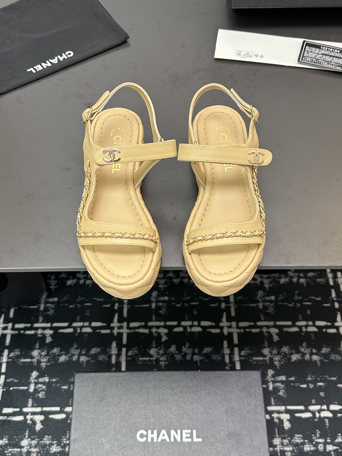 NO:239072,【】 Higher version!  !  Too beautiful Chanel 2055 new chain thick sole high heel waterproof platform high sandals slippers are really beautiful!  Chanel is a summer color. A must-have for fairies. I like these shoes so much. Chanel 25P wedge thick-soled waterproof platform thick-heeled high-heeled sandals. Everyone must have a pair of them in summer. Each color is very white~ Make the skin look clearer. You can feel it when you wear these shoes. Classic chain leather design size 35~39 (customized for 40/41, no return or replacement)., Sandals, chanel, chanel, sandals, slippers19860909【】 高版本！！太美啦Chanel2055新款链条厚底高跟防水台高凉鞋 拖鞋 真的太美啦吧！ 香奈儿属于夏天的颜色 仙女必备爆款 太喜欢这双鞋了 Chanel 25P坡跟厚底防水台粗跟高跟凉鞋 夏天必须人手一双 每个色系都很显白～ 让皮肤看起来更加清透 穿上这双鞋就能感受到 经典链条皮条设计 size 35~39（40/41定做、不退不换）.,凉鞋,chanel,chanel,sandals,slippers,Women's Shoes