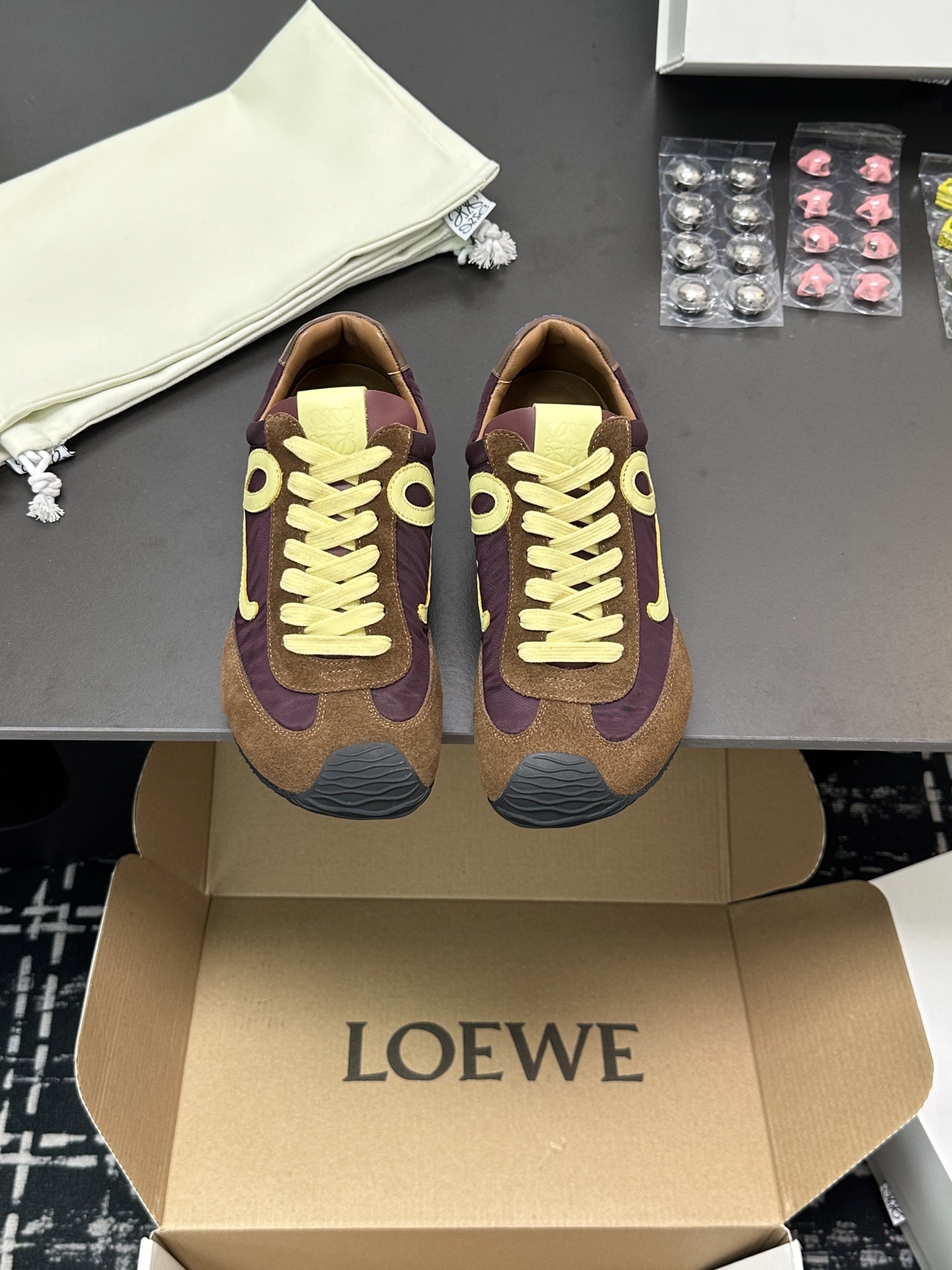 NO:234972,Super hot [LOEWE · Luo Yiwei] Forrest Gump shoes, invincible feet!  Annual rampage style, high-quality training shoes!  LOEWE · LoewE second-generation Ballet Runner upgrade 2.0 to shock the foot world, early spring Ballet Runner 2.0 ballet sneakers Forrest Gump shoes De training shoes couple sneakers Asymmetric toe styling, as the original LOEWE BALLET RUNNER 2.0 LoewE iconic design, super soft, light and flexible sole · New wavy textured rubber outsole extends to the toe · Upgraded soft leather lining and footbed provide maximum comfort · The heel has a 3D injection-molded rubber LOEWE logo, paired with the upgraded sole, giving this shoe a retro and elegant interpretation, and incorporates a modern feel and LOEWE unique style Fabric nylon/suede and soft cowhide/suede Soft cowhide lining in the inner soft cowhide lining outsole outsole original open-molded sole  Size 35--40 for women, size 39--45 for men, size 39--45 for buttons, please note that if you need buttons, add 10 for casual shoes/sports shoes, loewe, loewe, sneakers, cowhide19860909超级火爆【LOEWE·罗意威】阿甘鞋,脚感无敌！年度暴走款 内增高德训鞋！ LOEWE·罗意威二代Ballet Runner升级2.0给足界一些震撼,早春Ballet Runner 2.0芭蕾运动鞋阿甘鞋德训鞋情侣运动鞋 不对称鞋头造型,作为LOEWE原版BALLET RUNNER2.0罗意威的标志性设计,超柔软、轻便且灵活的鞋底 ·新的波浪纹理橡胶外底,延伸至鞋头 ·升级的柔软皮革内衬和鞋床,提供最大舒适感 ·后跟有3D注塑橡胶LOEWE徽标基础上,搭配升级的鞋底,赋予这款鞋复古优雅的诠释,并融入了现代感和LOEWE罗意威独特的风格 面料尼龙/绒面革和柔软牛皮革/绒面革 内里柔软牛皮里 大底原版开模大底 码数女码35--40, 码数男码39--45, 需要扣子请备注扣子另加10,休闲鞋/运动鞋,loewe,loewe,sneakers,cowhide,Women's Shoes