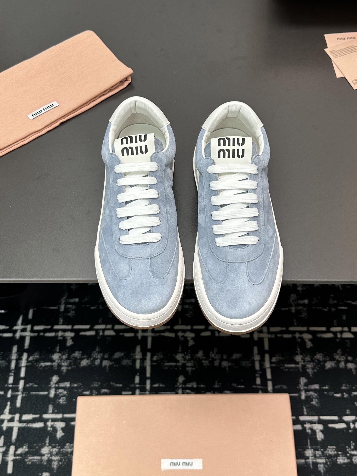 NO:234975,Graphic: Miu miu 2025 new casual white shoes, four-season shoes stand out among major brands, the most popular dirty shoes, a must-have for ~ old fashioned, simple and high-end, very comfortable to match with on your feet, and a must-have for the year!  The latest catwalk sports white shoes in the early spring are popular among bloggers at home and abroad. The Little Red Book Grass Series, the retro and fashionable and beautiful sneaker design, and the recognizable tongue creates a Buddhist and sweet casual style~~ The aura of the foot is very casual, fashionable and versatile. Whether it is matched with jeans or skirts, it can be easily controlled. It is very comfortable to wear on the foot, and it is a must-have for the year!  Original one-to-one-to-order custom-made sole size 35-40, casual shoes/sports shoes, miumiu, sneakers, skirts, jeans19860909格: Miu miu 缪缪2025新款休闲小白鞋,各大品牌中脱颖而出的四季鞋颜值担当火爆款脏脏鞋,不得不入的一款～做旧时尚,简约高级 随意搭配上脚非常舒适,年度必入款！ 早春最新走秀款运动小白鞋国内外博主刷爆的一款,小红书种草系列,复古又时髦上脚美炸了简约的运动板鞋设计,极具辨识度的鞋舌,打造佛系甜美的休闲风~~上脚气场十足随意搭配,时尚又百搭,无论是搭配牛仔裤还是裙子,随意搭配,都能轻松驾驭,上脚非常舒适,年度必入款！原版一比一定制大底 码数35-40,休闲鞋/运动鞋,miumiu,sneakers,skirts,jeans,Women's Shoes