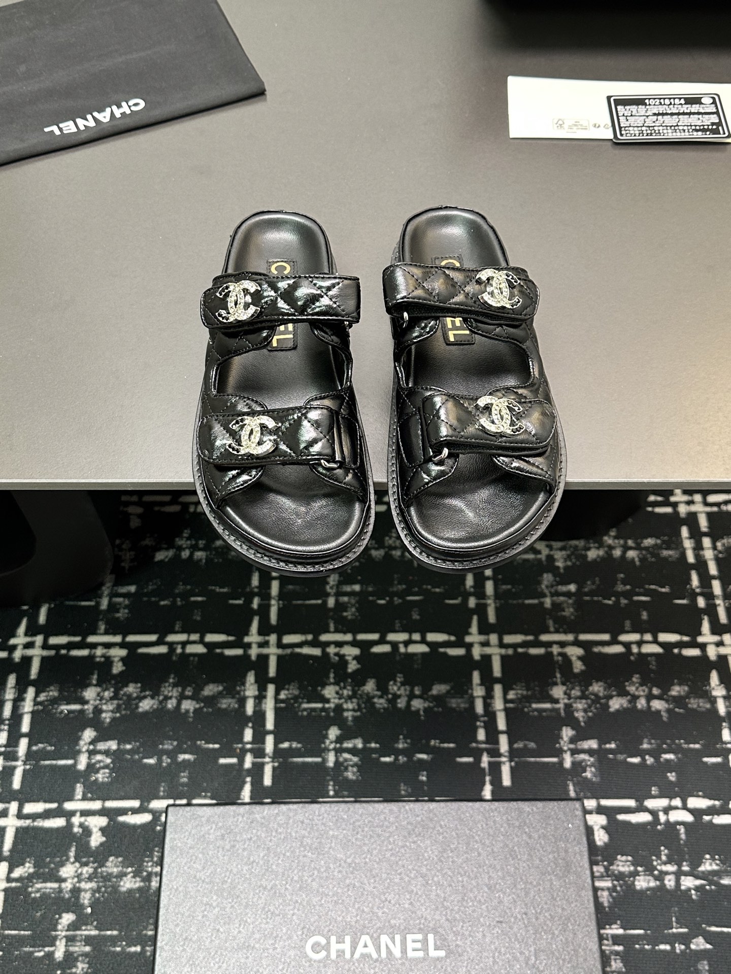 NO:392622,Genuine leather sole The latest fabric for spring and summer 2025 - the counter mainly promotes Velcro beach sandals new color series ★★★★★ Many celebrities are here to watch, a versatile series that domestic and foreign bloggers are popular, a must-have for spring and summer wardrobe matching, the first choice for sandals. Upper imported super soft sheepskin inner lining: imported crystal sheepskin lining, original mold-open custom leather sole Shoe size: 35-39 (40, 41, 42 customized, no return or exchange) Delivery luxury latest counter synchronous packaging, sandals, sandals, sheepskin19860909真皮底 2025春夏最新面料——专柜主推魔术贴沙滩凉鞋新色系列上新 ★★★★★ 众多明星网红上脚,国内外博主刷爆的一个百搭系列,春夏衣橱搭配必备 凉鞋首选. 鞋面进口超柔羊皮  内里: 进口水晶羊皮内里 大底原版开模定制真皮底 鞋码: 35-39（40、41、42定做不退换） 配送豪华最新专柜同步包装,凉鞋,sandals,sheepskin,Women's Shoes