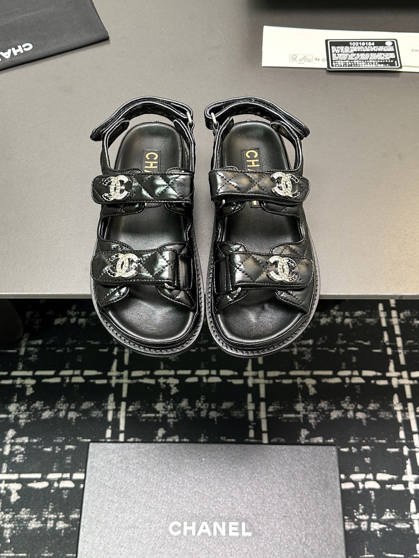 NO:392626,Genuine leather sole The latest fabric for spring and summer 2025 - the counter mainly promotes Velcro beach sandals new color series ★★★★★ Many celebrities are here to watch, a versatile series that domestic and foreign bloggers are popular, a must-have for spring and summer wardrobe matching, the first choice for sandals. Upper imported super soft sheepskin inner lining: imported crystal sheepskin lining, original mold-open custom leather sole Shoe size: 35-39 (40, 41, 42 customized, no return or exchange) Delivery luxury latest counter synchronous packaging, sandals, sandals, sheepskin19860909真皮底 2025春夏最新面料——专柜主推魔术贴沙滩凉鞋新色系列上新 ★★★★★ 众多明星网红上脚,国内外博主刷爆的一个百搭系列,春夏衣橱搭配必备 凉鞋首选. 鞋面进口超柔羊皮  内里: 进口水晶羊皮内里 大底原版开模定制真皮底 鞋码: 35-39（40、41、42定做不退换） 配送豪华最新专柜同步包装,凉鞋,sandals,sheepskin,Women's Shoes