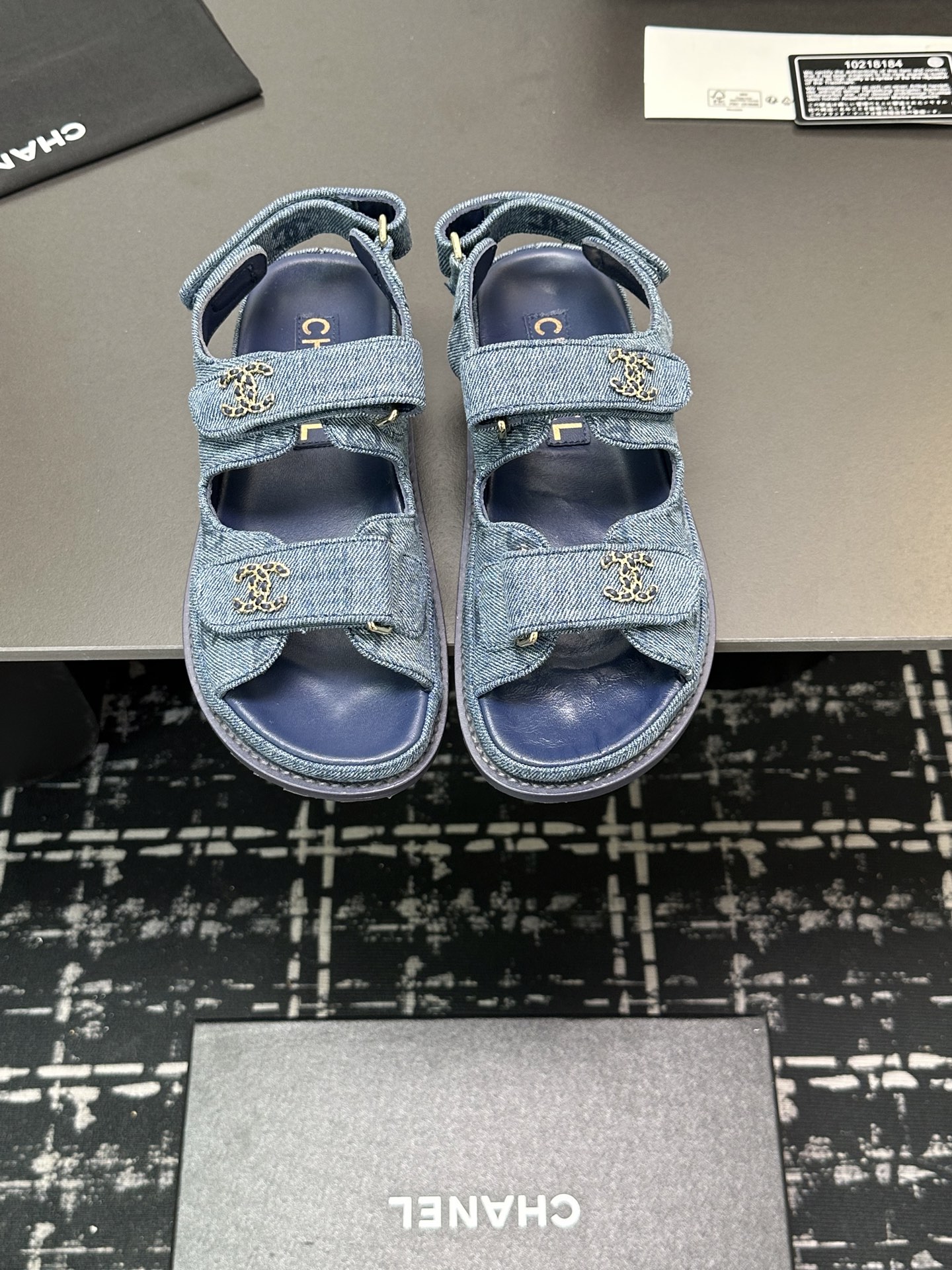 NO:239070,Rubber genuine leather, the latest fabric in spring and summer - the counter mainly promotes Velcro beach sandals new color series ★★★★★★ Many celebrities are here to watch, a versatile series that domestic and foreign bloggers are popular, a must-have for spring and summer wardrobe matching, the first choice for sandals. Upper imported super soft sheepskin inner lining: imported crystal sheepskin lining, original mold-open custom leather sole Shoe size: 35-39 (40, 41, 42 customized, no return or exchange) Delivery luxury latest counter synchronous packaging, sandals, sandals, sheepskin19860909橡胶 真皮 春夏最新面料——专柜主推魔术贴沙滩凉鞋新色系列上新 ★★★★★ 众多明星网红上脚,国内外博主刷爆的一个百搭系列,春夏衣橱搭配必备 凉鞋首选. 鞋面进口超柔羊皮  内里: 进口水晶羊皮内里 大底原版开模定制真皮底 鞋码: 35-39（40、41、42定做不退换） 配送豪华最新专柜同步包装,凉鞋,sandals,sheepskin,Women's Shoes