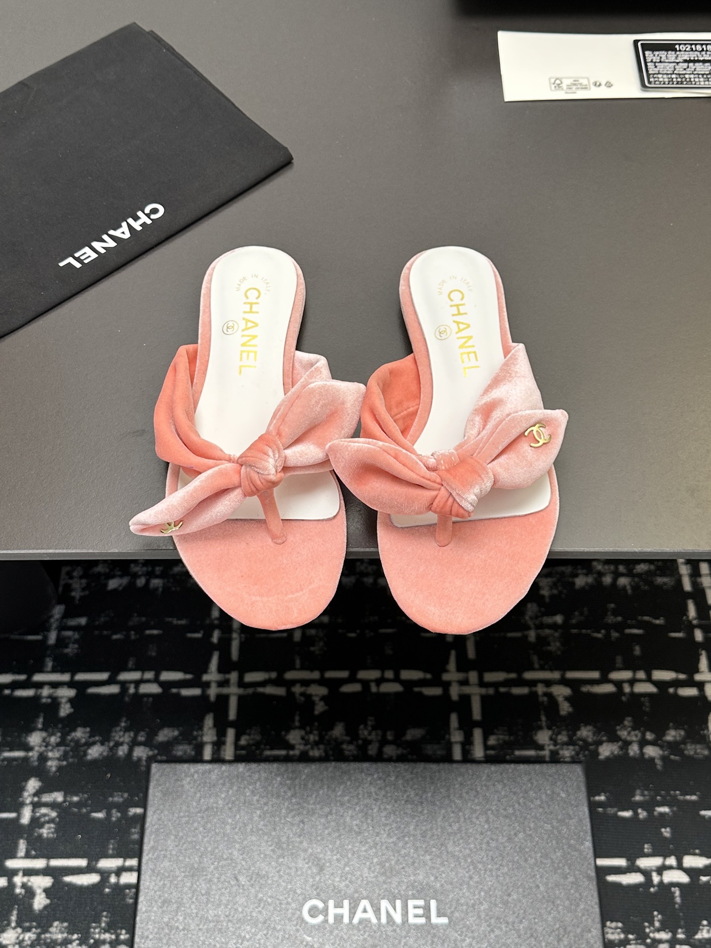 NO:402148,P cloth leather Chanel 25C early spring Mary Jane slippers series. Shoes this season are all great!  The pure black Mary Jane is very comfortable on her feet and the upper is soft, so you don’t have to worry about getting your feet worn. The rabbit ears are also cute, and the black and white color combination and black cloth look very good. The upper cowhide inner sheepskin leather outsole Size: 35-39 Other sizes customized, slippers, chanel, mary jane, slippers, cowhide, sheepskin, Leather soles19860909P布 皮 Chanel 25C早春玛丽珍拖鞋系列 这一季的鞋子都很棒耶！ 纯黑色玛丽珍上脚很舒服鞋面皮质也很软,不用担心会磨脚.兔耳朵也好可爱,黑白拼色和黑色布面都很好看. 鞋面牛皮 内里羊皮 真皮大底 Size:35-39 其它码数定做,拖鞋,chanel,mary jane,slippers,cowhide,sheepskin,Leather soles,Women's Shoes