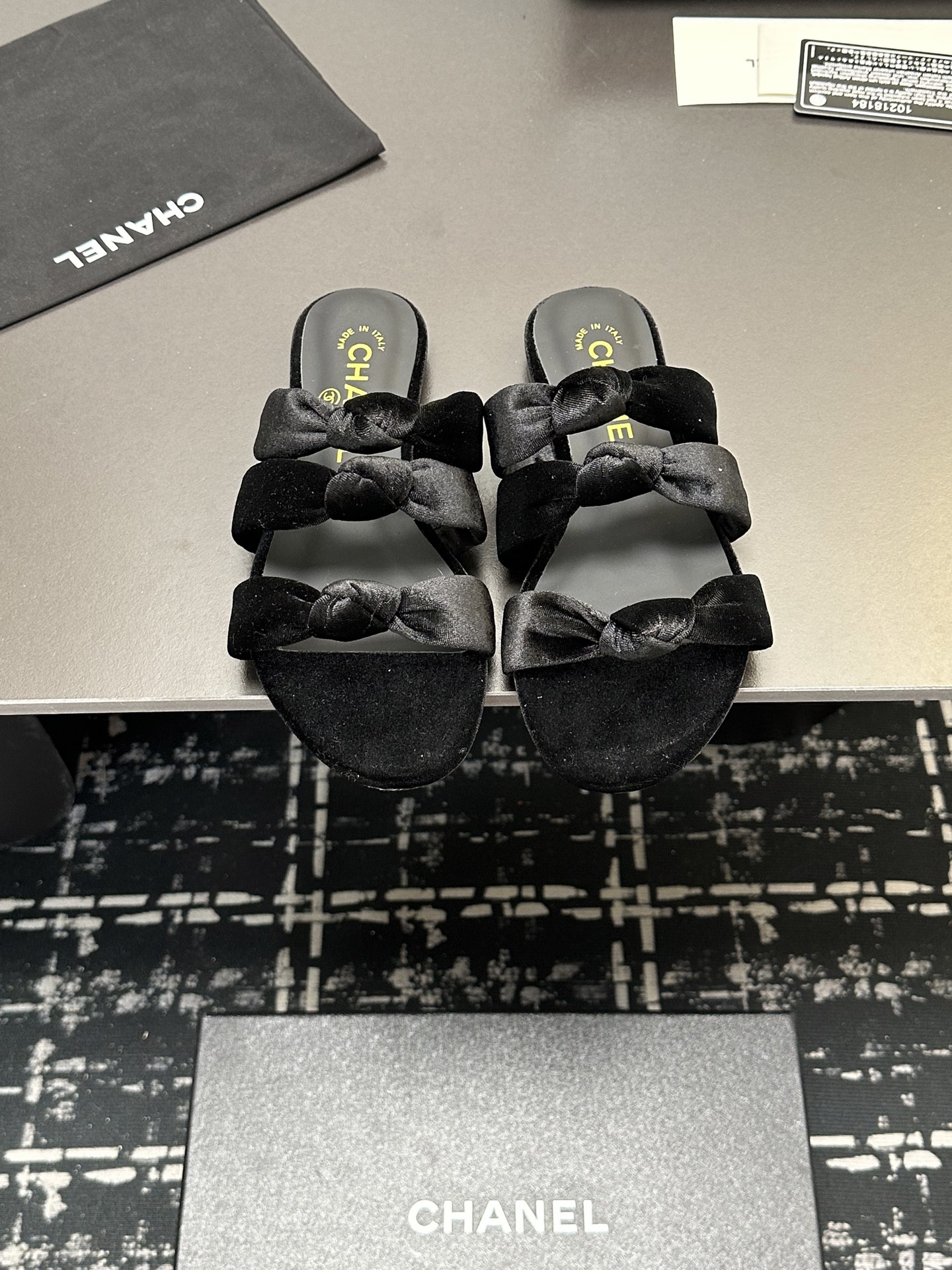 NO:239067,P cloth leather Chanel 25C early spring Mary Jane slippers series. Shoes this season are all great!  The pure black Mary Jane is very comfortable on her feet and the upper is soft, so you don’t have to worry about getting your feet worn. The rabbit ears are also cute, and the black and white color combination and black cloth look very good. The upper cowhide inner sheepskin leather outsole Size: 35-39 Other sizes customized, slippers, chanel, mary jane, slippers, cowhide, sheepskin, Leather soles19860909P布 皮 Chanel 25C早春玛丽珍拖鞋系列 这一季的鞋子都很棒耶！ 纯黑色玛丽珍上脚很舒服鞋面皮质也很软,不用担心会磨脚.兔耳朵也好可爱,黑白拼色和黑色布面都很好看. 鞋面牛皮 内里羊皮 真皮大底 Size:35-39 其它码数定做,拖鞋,chanel,mary jane,slippers,cowhide,sheepskin,Leather soles,Women's Shoes