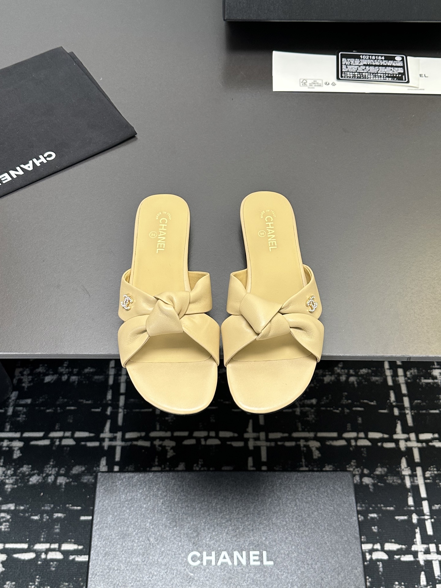 NO:239068,P-leather Chanel 25C Early Spring Mary Jane Slippers Series Shoes this season are all great!  The pure black Mary Jane is very comfortable on her feet and the upper is soft, so you don’t have to worry about getting your feet worn. The rabbit ears are also cute, and the black and white color combination and black cloth look very good. The upper cowhide inner sheepskin leather outsole Size: 35-39 Other sizes customized, slippers, chanel, mary jane, slippers, cowhide, sheepskin, Leather soles19860909P皮 Chanel 25C早春玛丽珍拖鞋系列 这一季的鞋子都很棒耶！ 纯黑色玛丽珍上脚很舒服鞋面皮质也很软,不用担心会磨脚.兔耳朵也好可爱,黑白拼色和黑色布面都很好看. 鞋面牛皮 内里羊皮 真皮大底 Size:35-39 其它码数定做,拖鞋,chanel,mary jane,slippers,cowhide,sheepskin,Leather soles,Women's Shoes