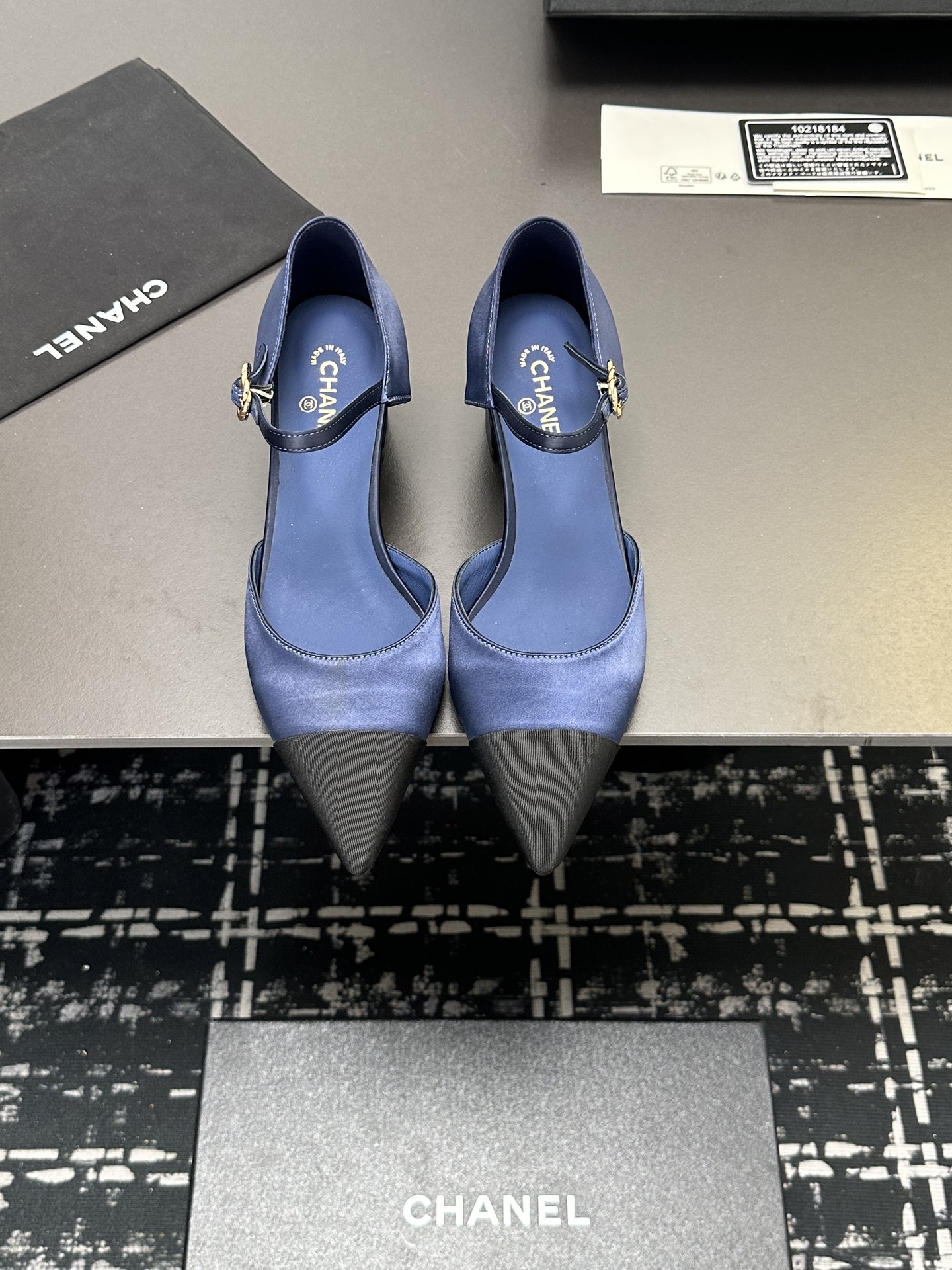 NO:239061,Chanel 25C new Mary Jane pointed toe shoes. It is hard not to love the beautiful Mary Jane series. Silk upper, inner sheepskin, genuine leather outsole. Size: 35-39. Customized for other sizes, sandals, chanel, sandals, mary jane, sheepskin, real silk, Leather soles19860909Chanel 25C新款玛丽珍尖头单鞋 绝美玛丽珍系列很难不爱 鞋面真丝 内里羊皮 真皮大底 Size:35-39 其他码数定做,凉鞋,chanel,sandals,mary jane,sheepskin,real silk,Leather soles,Women's Shoes