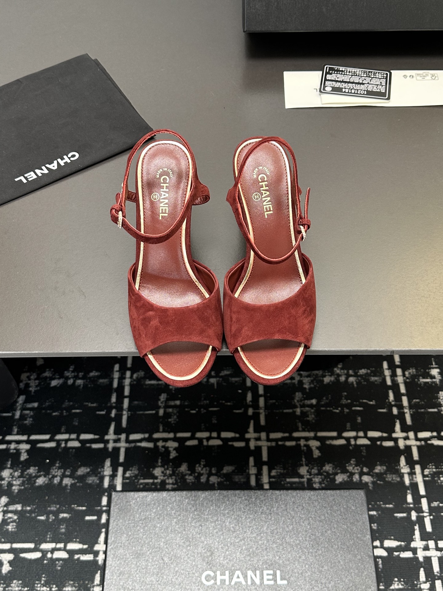 NO:388549,CHANE*｜Xiaoxiang 25P Spring and Summer New Product Series Double C High Heel Slippers This season's mesh lace is breathtakingly beautiful!  It is hazy and can't see clearly. Whether it is a clothes or a skirt, it is faintly sexy when worn on a woman. It is very dreamy and romantic, playful and cute, full of temperament, and it is fashionable and modern, revealing a hint of elegant charm!  This shoe satisfies all girls' fantasies about high heels. It has a girlish feel and can also be worn to look like a goddess!  The upper is made of custom imported sheepskin, the inner tiptoe is all lambskin, Italian imported cowhide, heel height 8cm zesi35-39 (customized by 40/41), high heels, chanel, sandals, high heels, slippers, skirts, cowhide, sheepskin, sheep19860909CHANE*｜小香25P春夏新品 系列双C高跟拖鞋 这一季的网纱蕾丝美得让人窒息！ 朦胧看不清,不管是衣服还是裙子 穿在女人身上,若隐若现的小性感 很梦幻很浪漫,俏皮可爱,气质十足 又不失时尚现代感,透出丝丝优雅魅力！ 这款鞋满足了女生对高跟鞋的所有幻想 既有少女感,也可以穿出女神范！ 鞋面采用定制进口羊京羊皮 内里踮脚均为小羊皮 意大利进口牛皮大底 跟高8cm zesi35-39（40/41定制）,高跟鞋凉鞋,chanel,sandals,high heels,slippers,skirts,cowhide,sheepskin,sheep,Women's Shoes