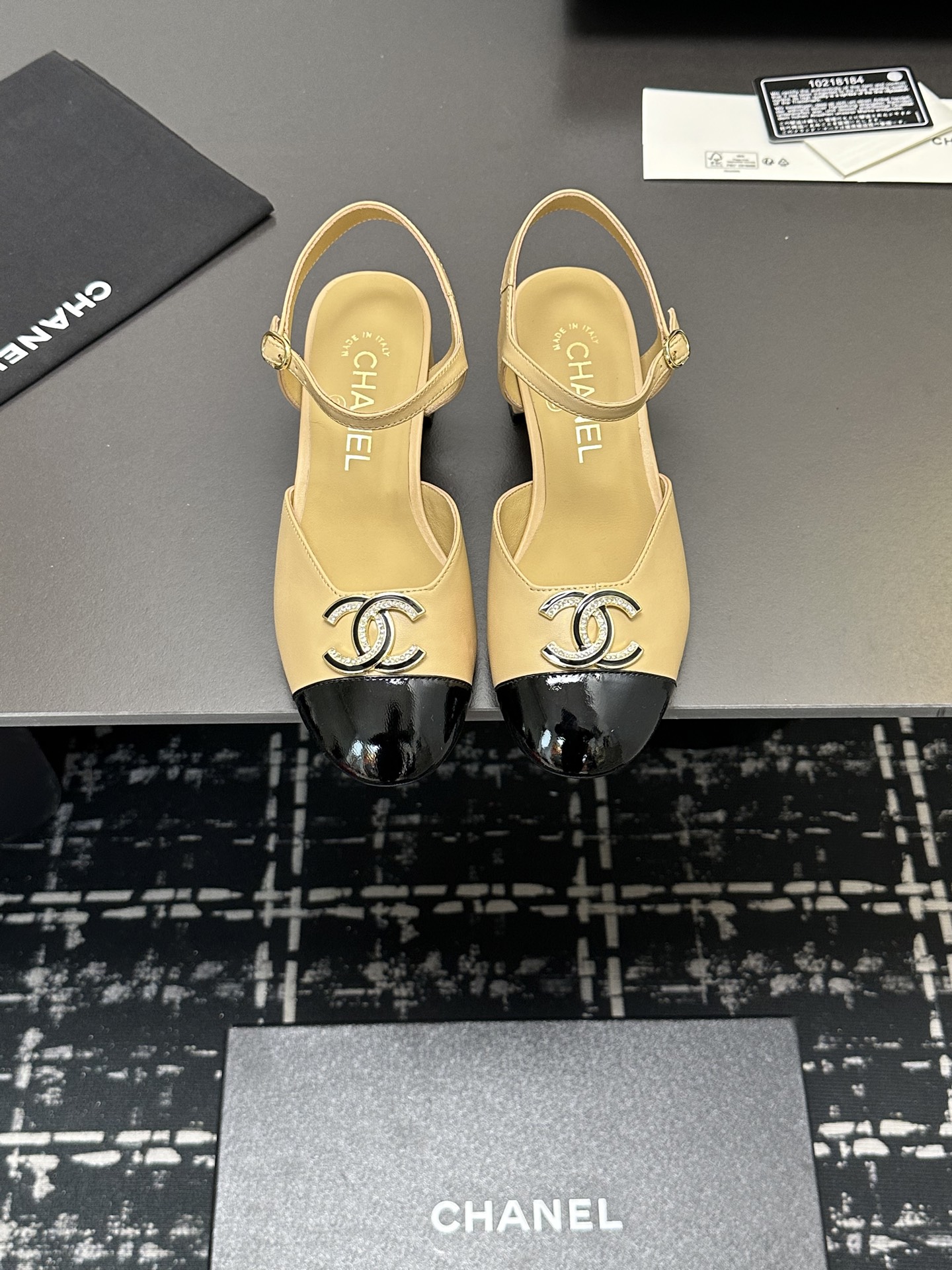 NO:239065,* 25P's most popular slippers. The counter is snatched up. Photos from major social platforms are popular. This episode's catwalk style is definitely too handsome. It is definitely the hottest style of this season. The counter fairies are really too aware of the goods. They don't stick to their feet and will not scratch their feet. The texture is very soft and comfortable. Classic black and white combination, super versatile. 1 fabric: sheepskin 2 inner lining: environmentally friendly mixed-bred sheepskin 3 soles: genuine leather soles 4 sizes 35-39 - 34 40 41 Custom made, sandals, sandals, slippers, sheepskin, Leather soles19860909* 25P最爆拖鞋 专柜简直疯抢了,各大社交平台热门晒图,这期的走秀款绝对太帅了,绝对是这一季最热门的款式,专柜仙女们真的太识货了,不卡脚也不会磨脚,质感上脚是非常柔软舒服的.经典的黑白配,超级百搭. 1面料:羊皮 2内里:环保混种羊皮 3大底:真皮大底 4码数35-39 - 34 40 41 定做,凉鞋,sandals,slippers,sheepskin,Leather soles,Women's Shoes