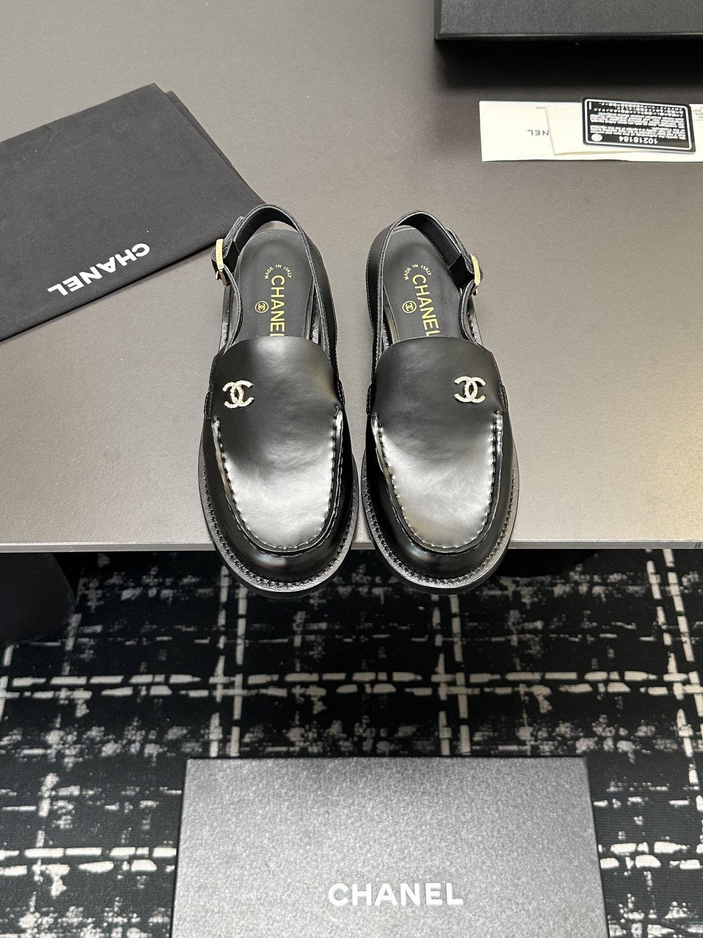 NO:234968,Xiaoxiang must-have items for this season!  !  Chanel Heavy Industry's popular version, Xiaohongshu is highly recommended, it looks good no matter how you match it. It is a must-have for fashionable things. Chanel's women love simple but irresistible combinations show unique styles of dressing, free mixing and matching, and keep up with the fashionable pace of Grandma Shixiang!  !  !  Exquisite details enlarge the original mold opening hardware buckle. Top version purchasing level is created ★The upper is made of original custom cowhide, sheepskin lining, sheepskin footbed, genuine leather sole, size 35-39 (40, 41 customized sandals, loafers, chanel, loafers, sandals, cowhide, sheepskin19860909小香 本季季必备单品！！ 香奈儿重工爆款 小红书力推款,怎么搭配都好看,时髦精必备,香奈儿女士钟爱简约又难以抗拒系搭配展现与众不同的穿搭风格、自由混搭闪耀到位跟紧香奶奶时尚步伐！！！精致细节放大看原版开模五金扣 顶级版本代购级别打造★鞋面采用原版定制牛皮,羊皮内里,羊皮垫脚,真皮底,码数35-39（40、41定做 凉鞋单鞋,乐福鞋,chanel,loafers,sandals,cowhide,sheepskin,Women's Shoes